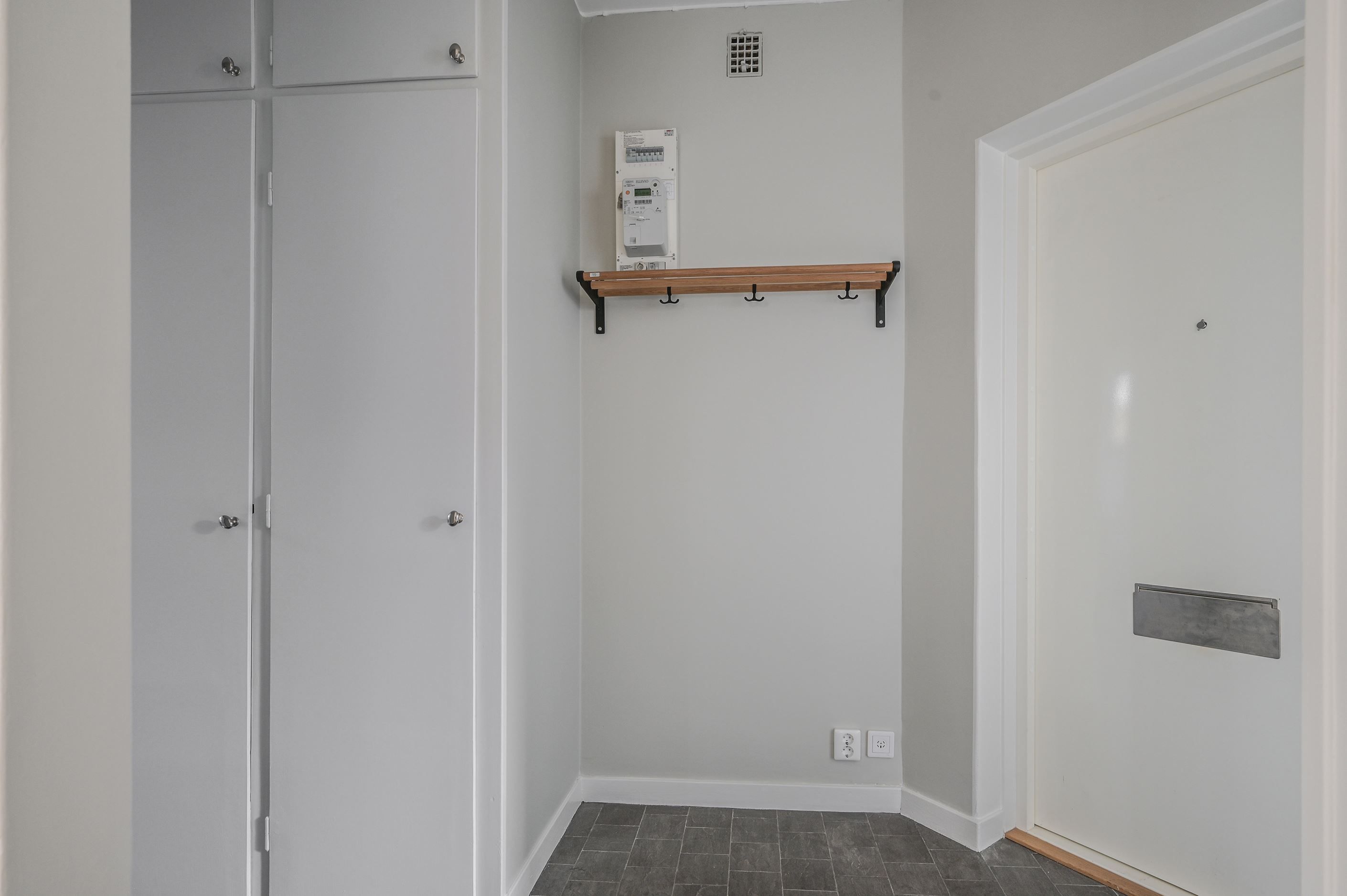 Gott om förvaring i hallens inbyggda garderober samtliga med överskåp