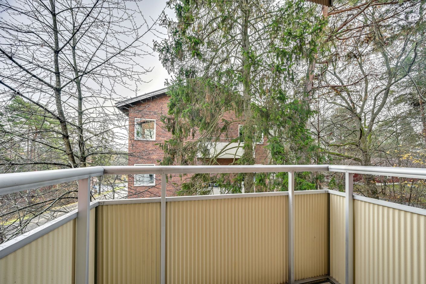 Balkong i högt och ogenerat läge med utsikt mot skog