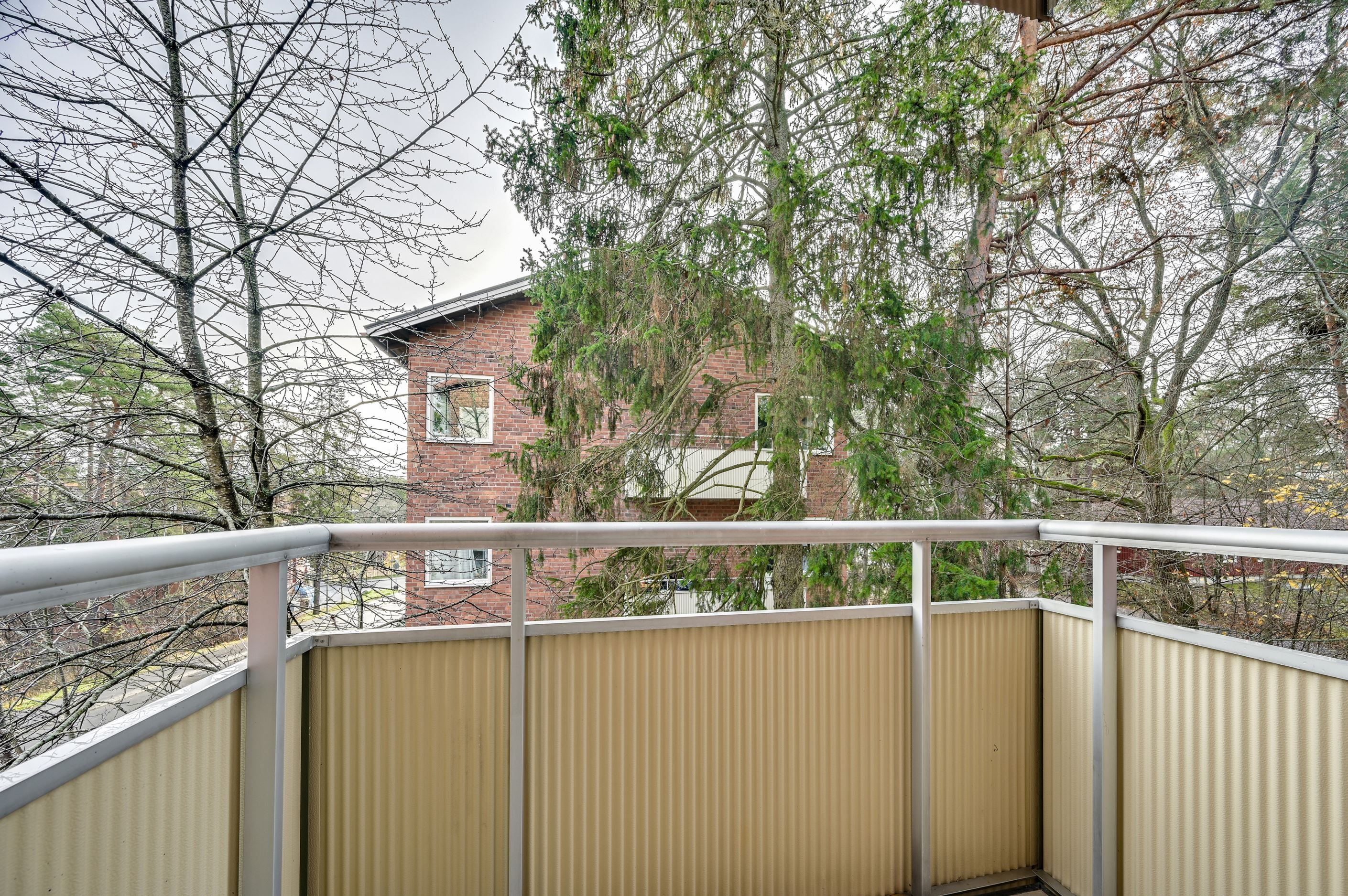 Balkong i högt och ogenerat läge med utsikt mot skog