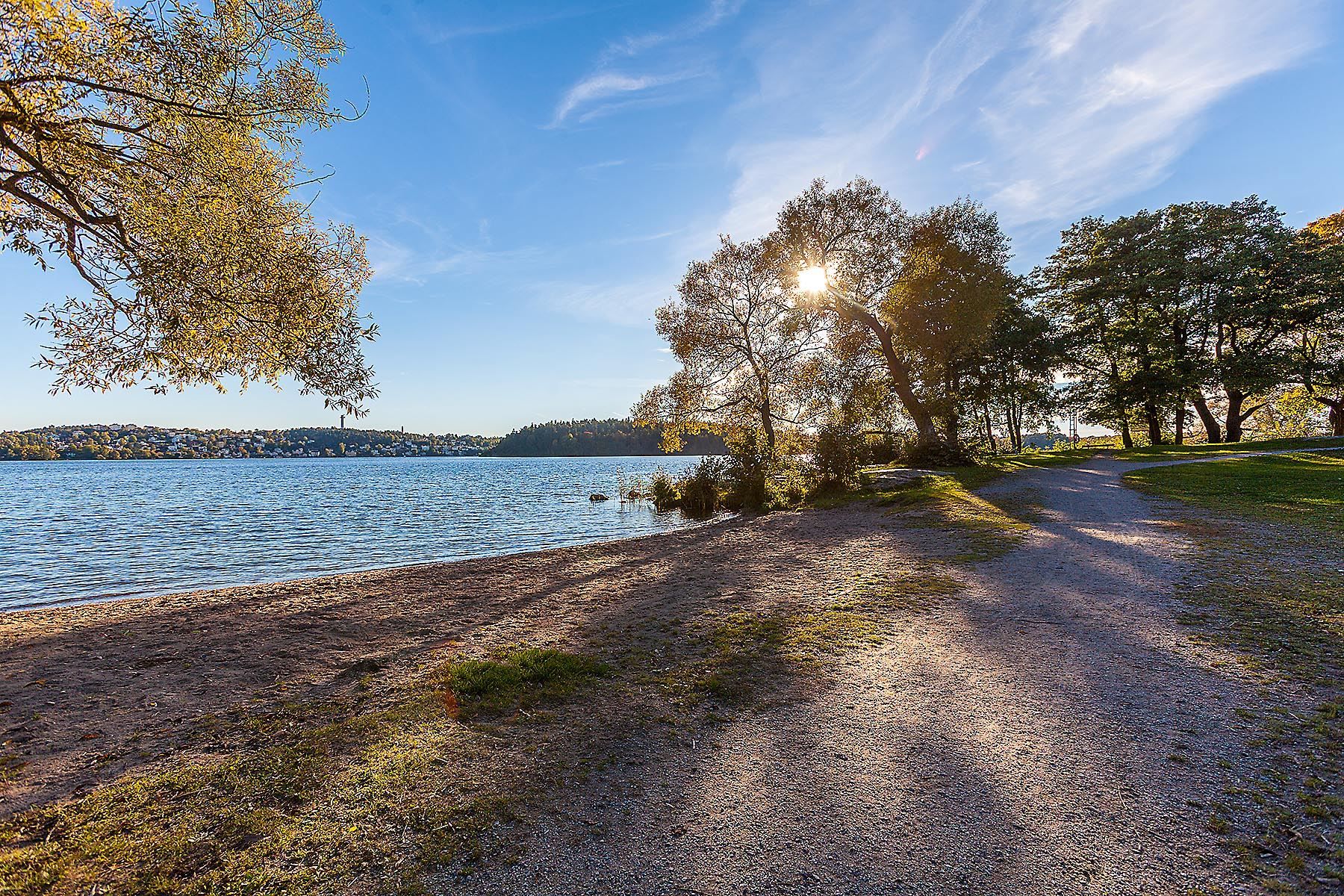 Mälaren med bad- och båtliv samt fina promenadslingor