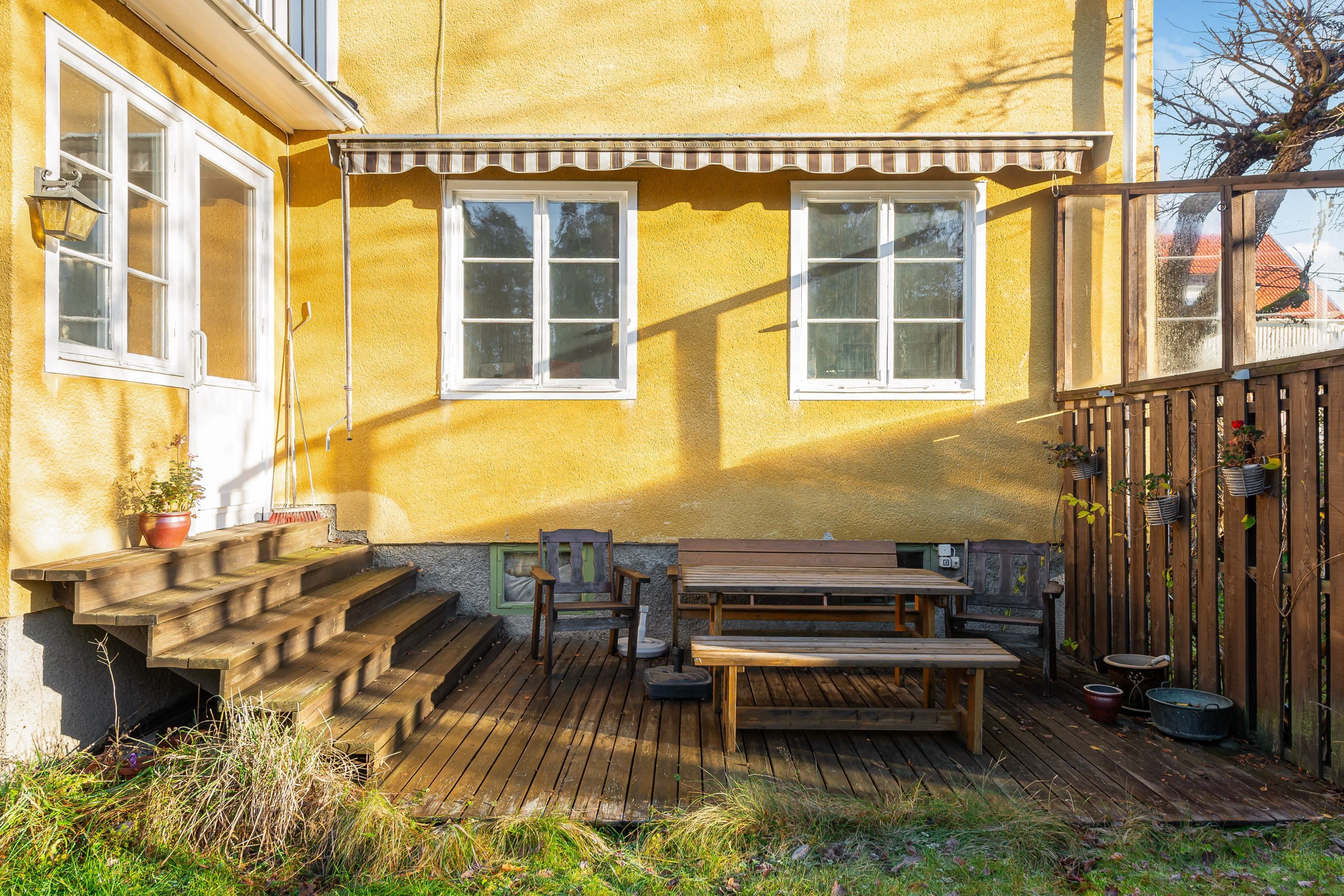 Altandörr i matsalen binder samman "inne med ute"