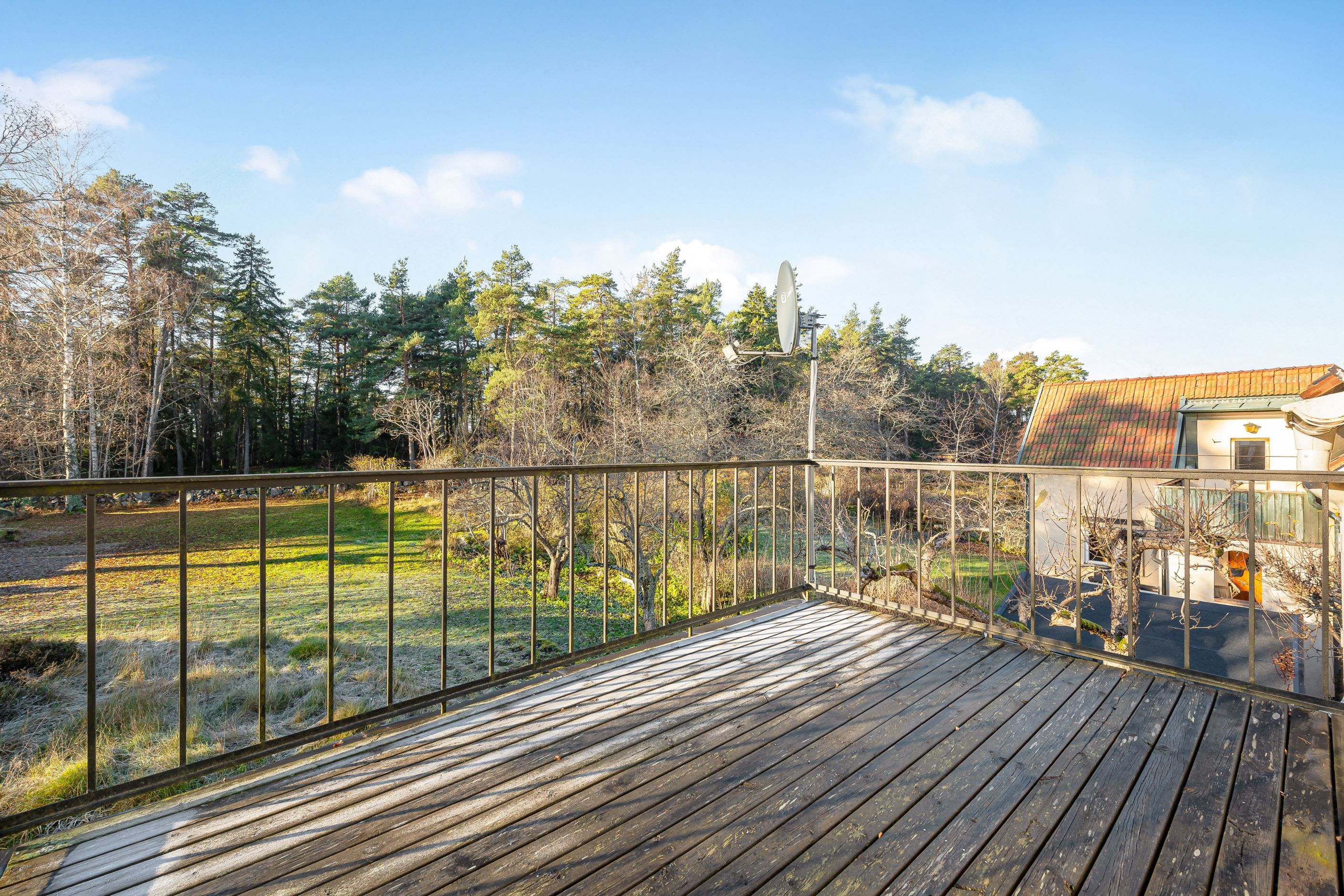 Altan på övre plan med vy över tomt och vidare...