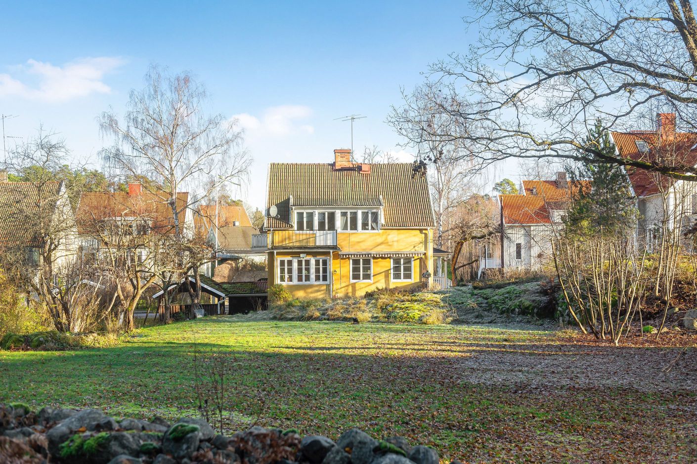 Drömläge på sydvästvänd barnvänlig tomt granne med vackra Storskogen