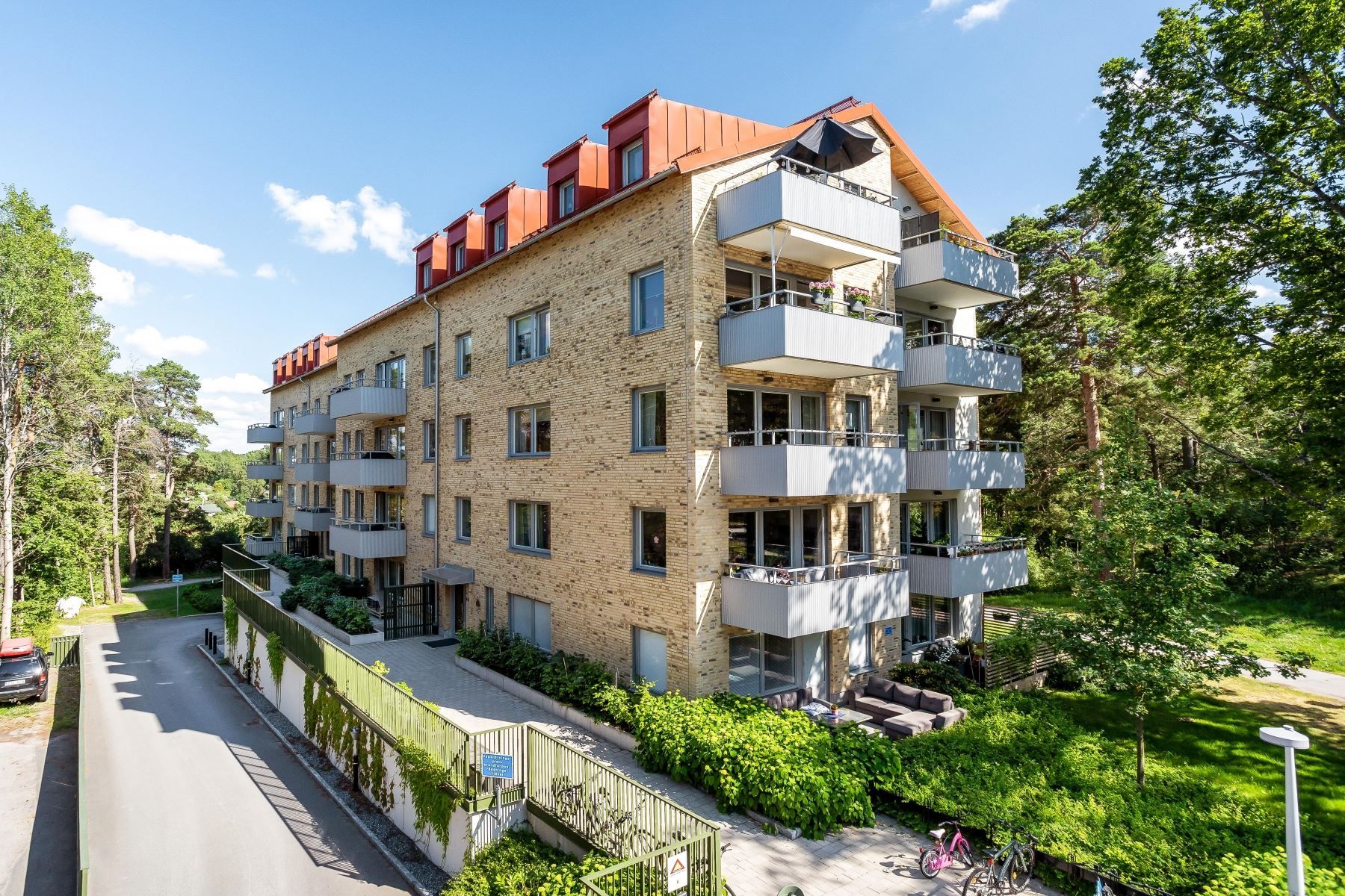 Nybyggt mitt i grönskan, långt från trafik