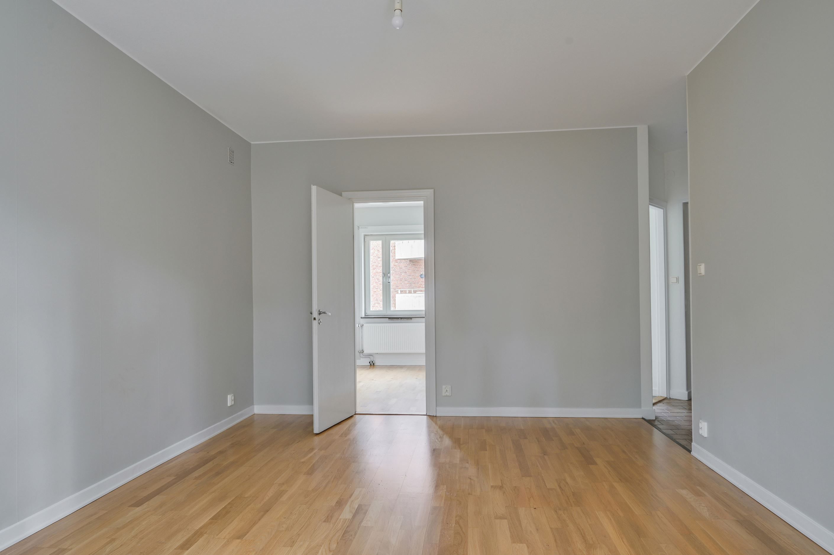 Genomgående generös takhöjd i hela lägenheten och samtliga ytskikt är nymålade