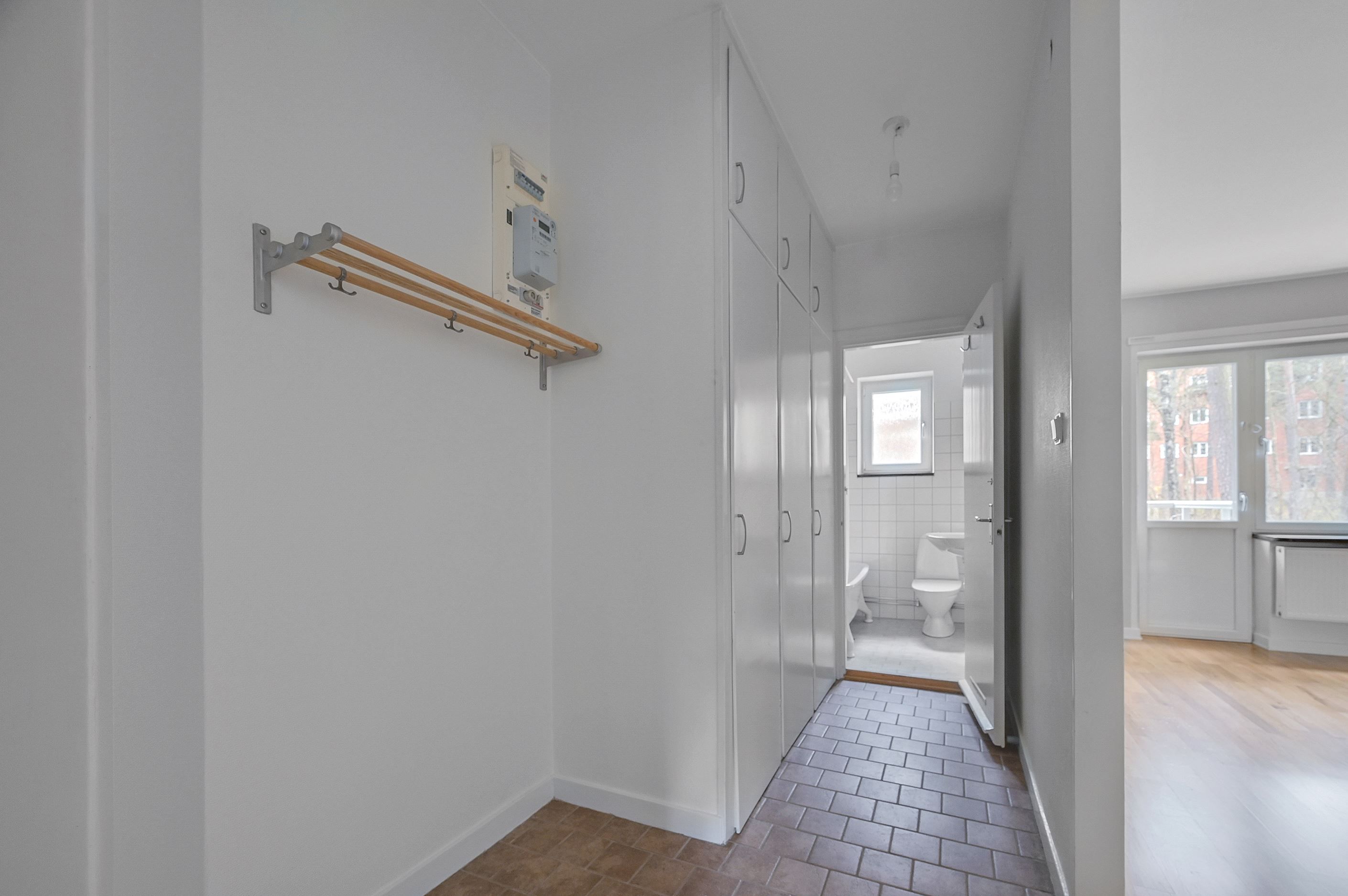 Inbyggda garderober i hallen för bra förvaringsmöjligheter