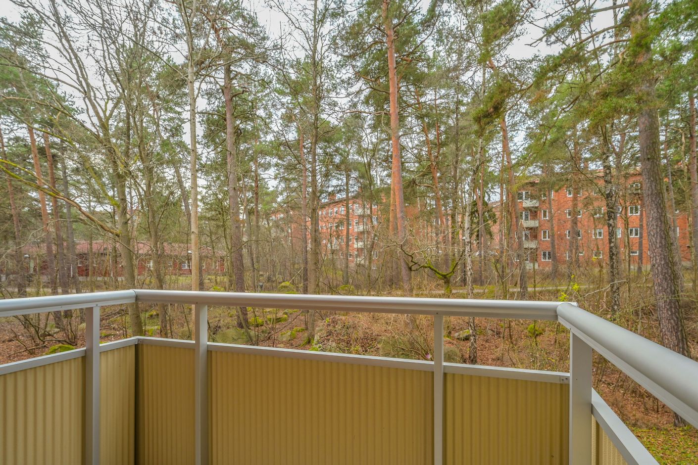 Balkong från vardagsrummet i insynsskyddat läge mot skogsparti