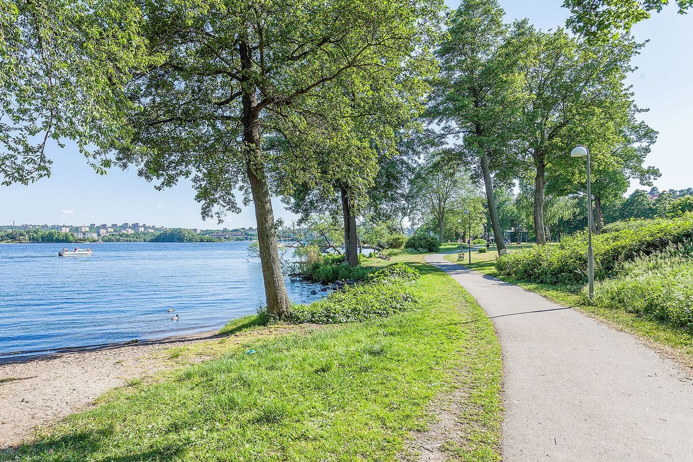 Drömläge, ett par stenkast från strandpromenaden