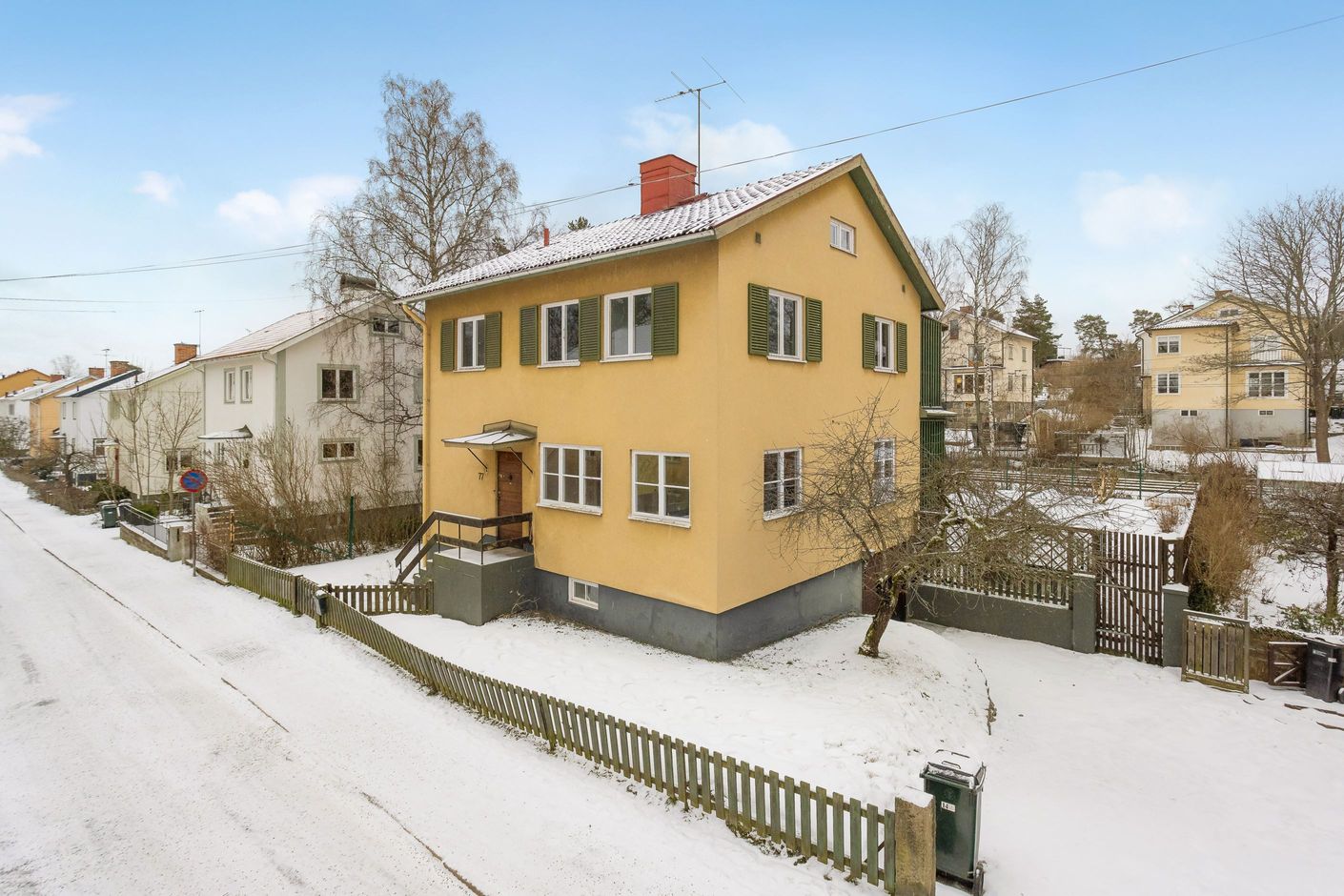 Klassisk Nockebyvilla i fritt och luftigt läge med soldränkt tomt i S/V