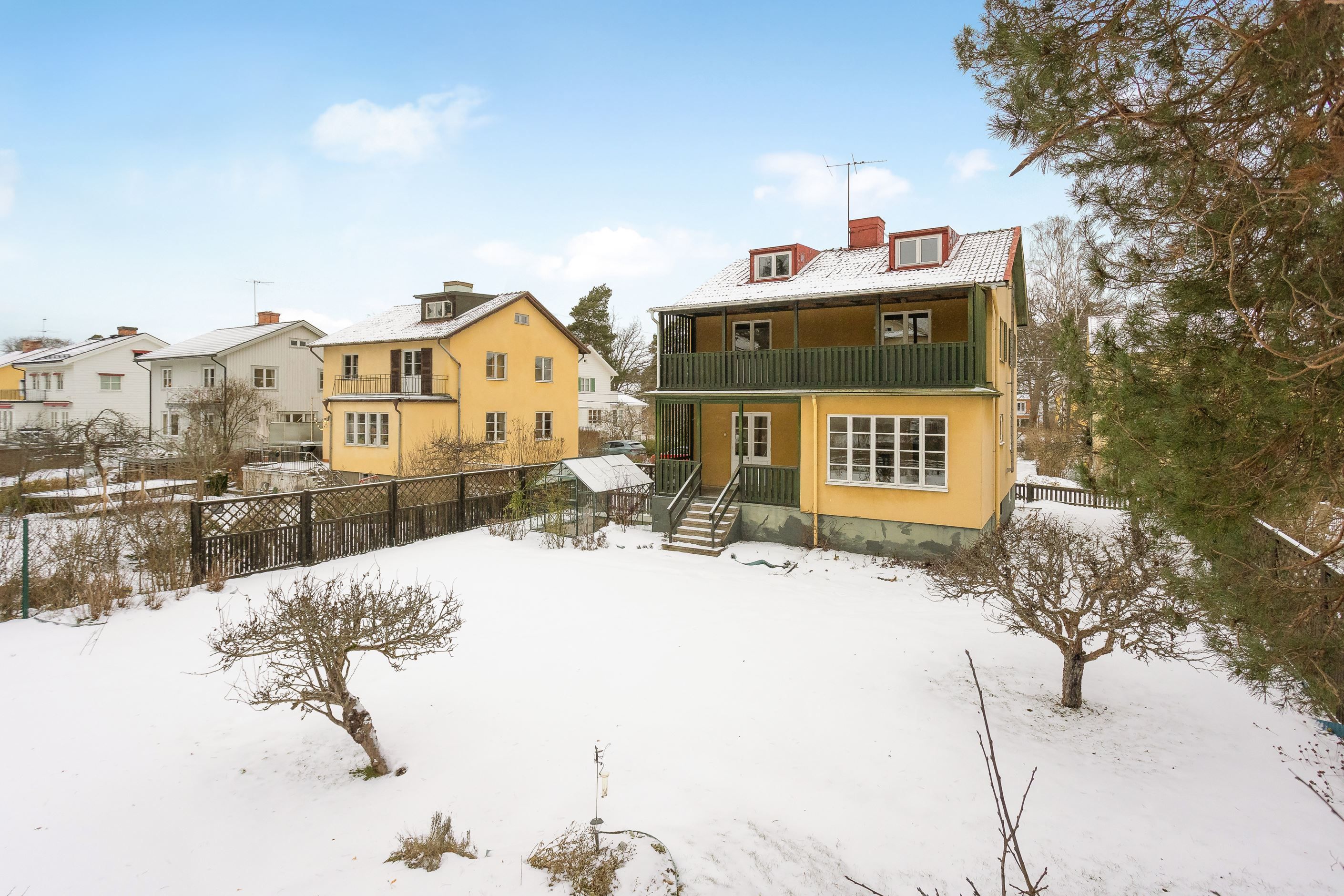 Lugn eftersökt villaidyll med behändigt gångavstånd till Nockeby Torg