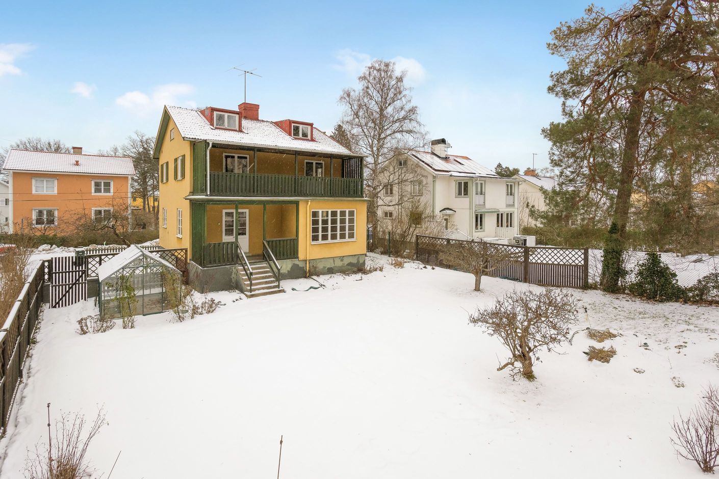 Plan och skyddad tomt med många soltimmar - uteplatser i etage - takkupor för extra ljus på vinden