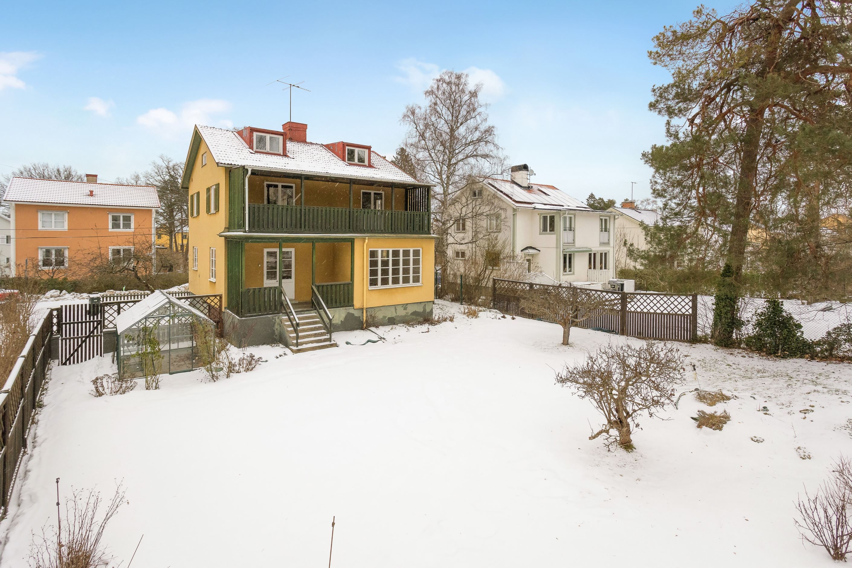 Plan och skyddad tomt med många soltimmar - uteplatser i etage - takkupor för extra ljus på vinden