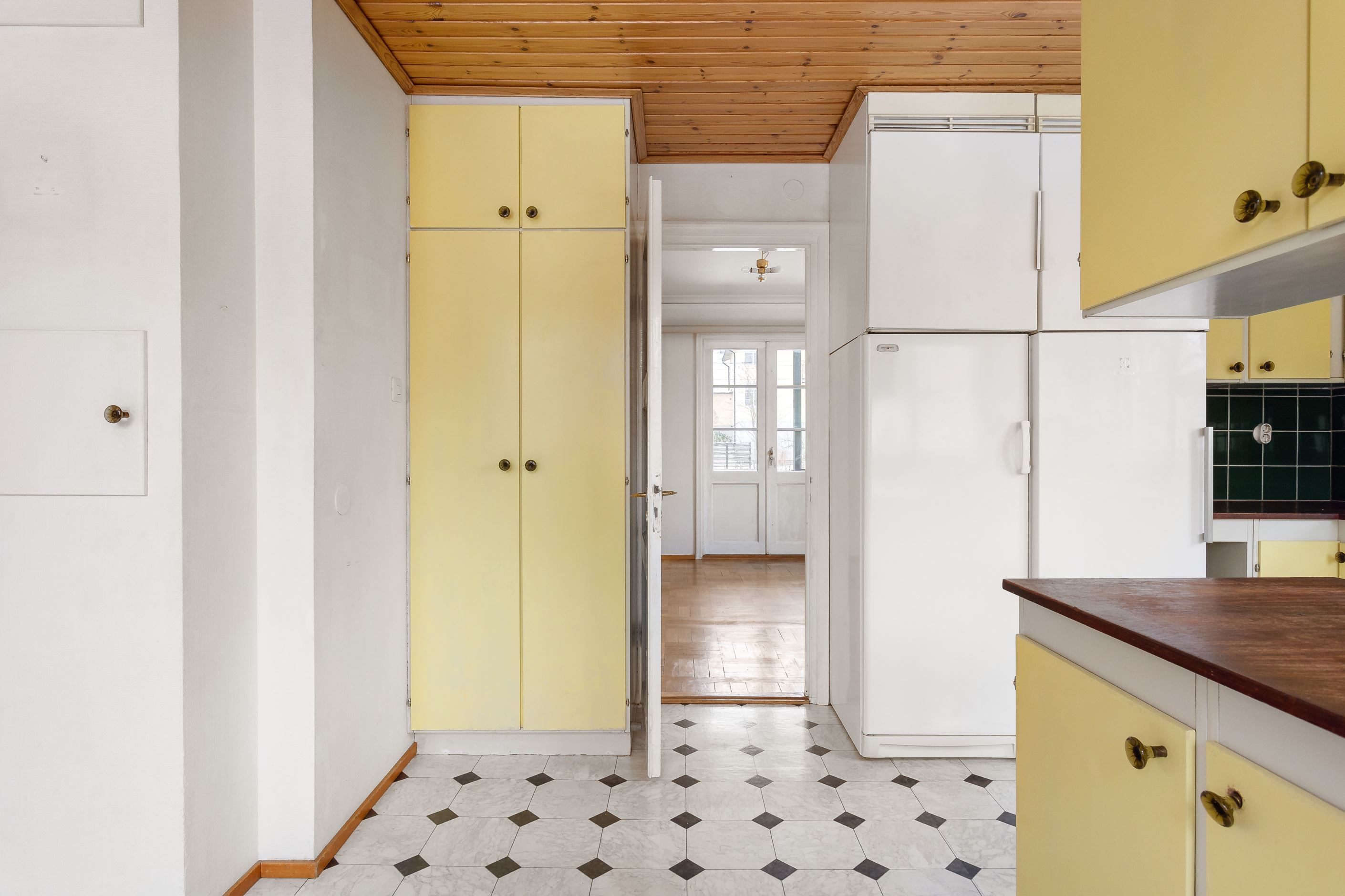 Generöst kök med ljusinsläpp från flera väderstreck