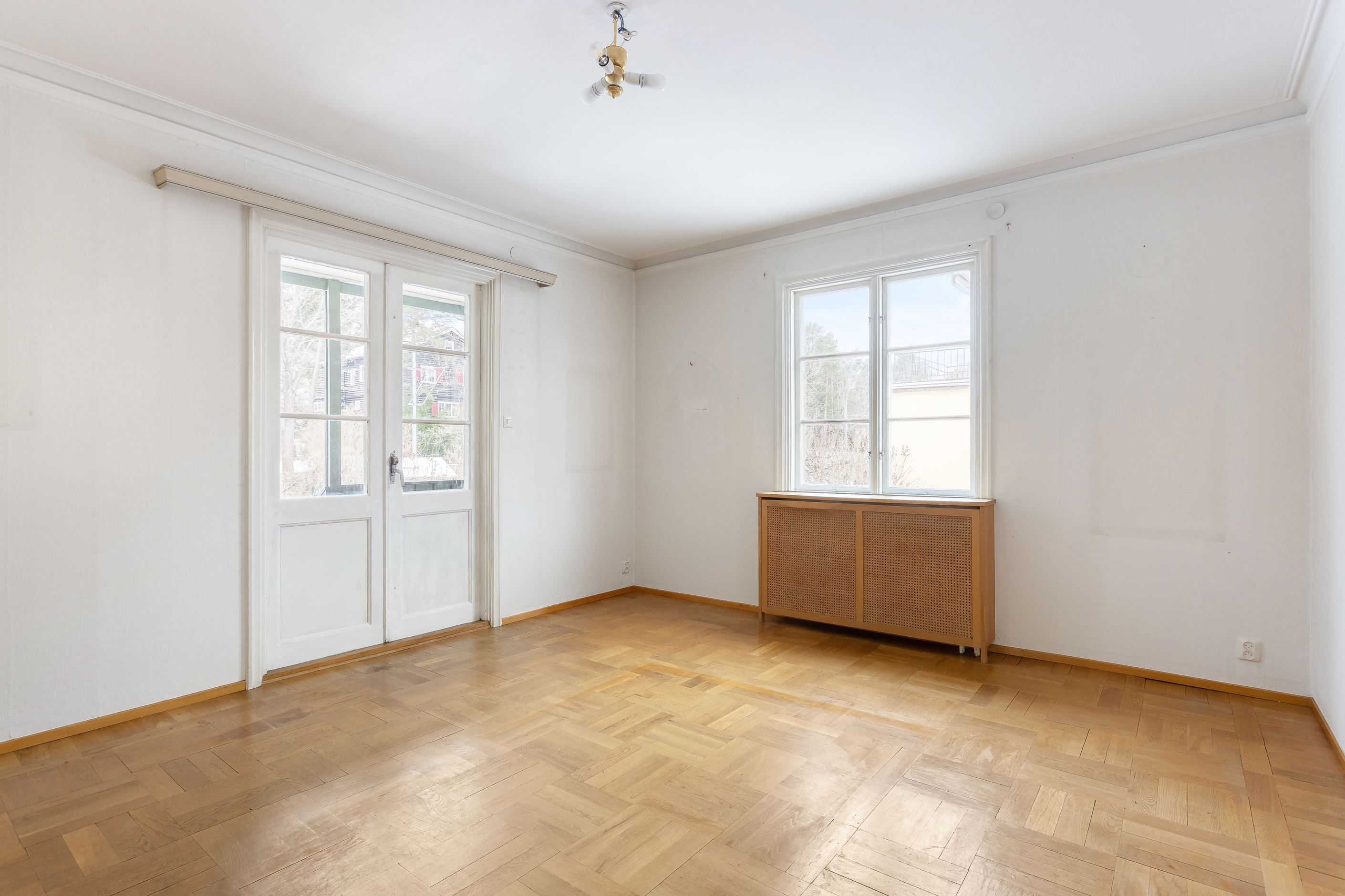 Matsaltsdel med utgång till altan och tomt