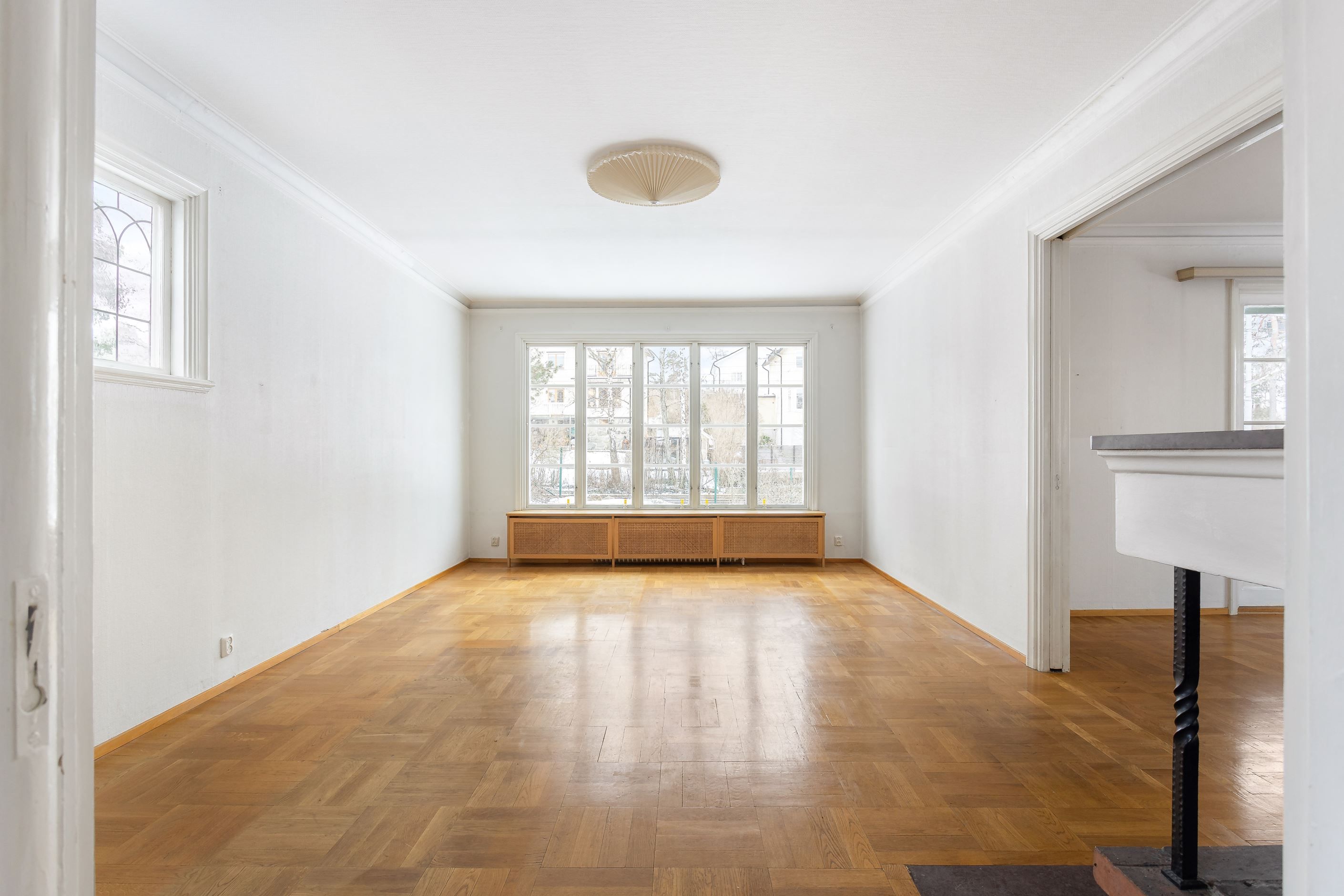 Höga spröjsade fönster mot den ogenerade tomten