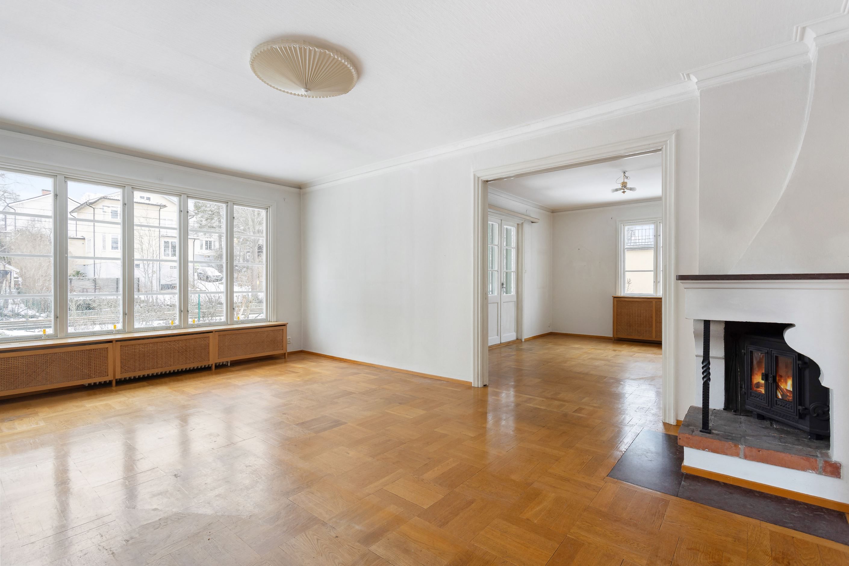 Fin byggårscharm i de ljusa rummen - ett trivsamt och älskat hem