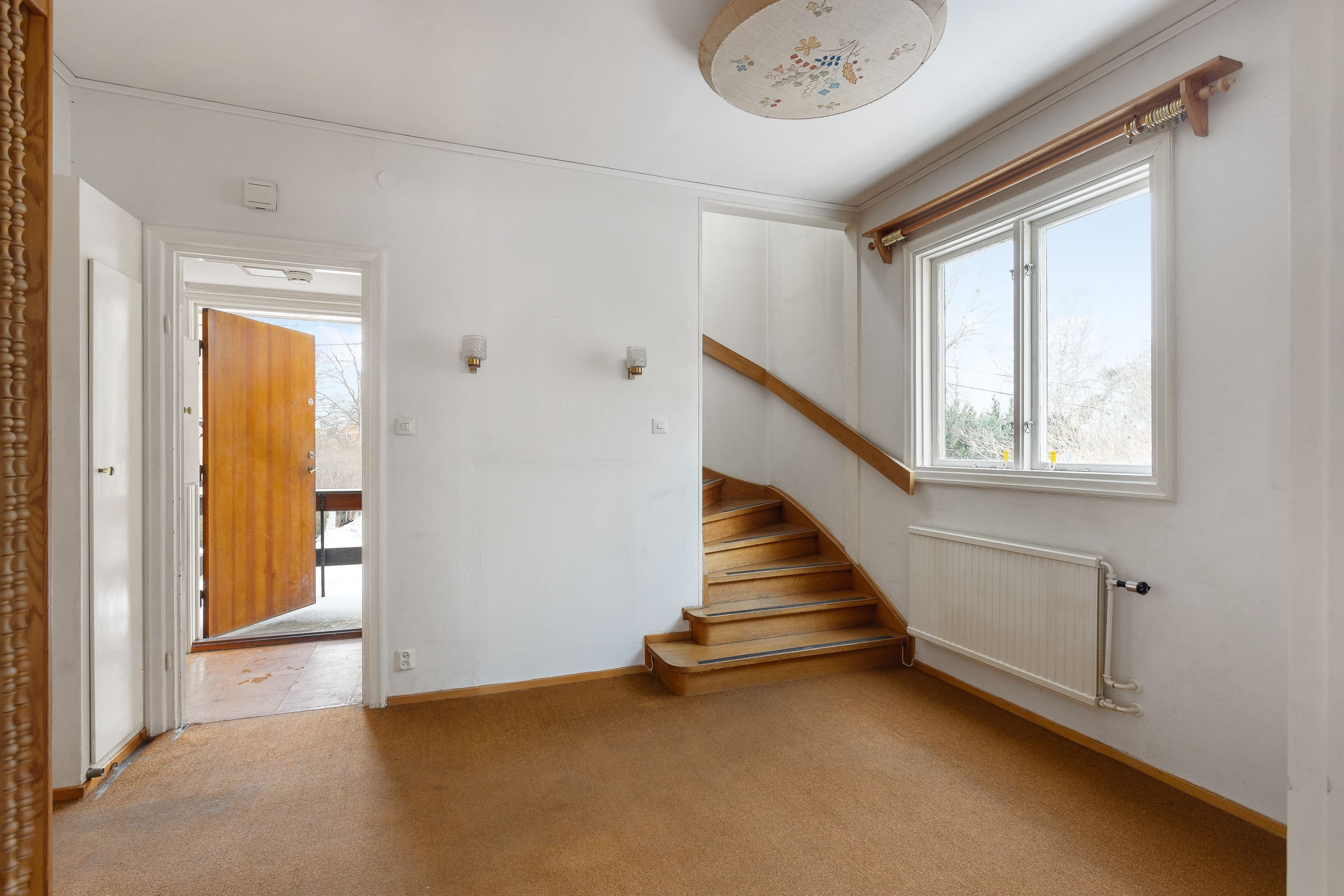 Vindfång samt inre hall ger utrymme för ytterkläder