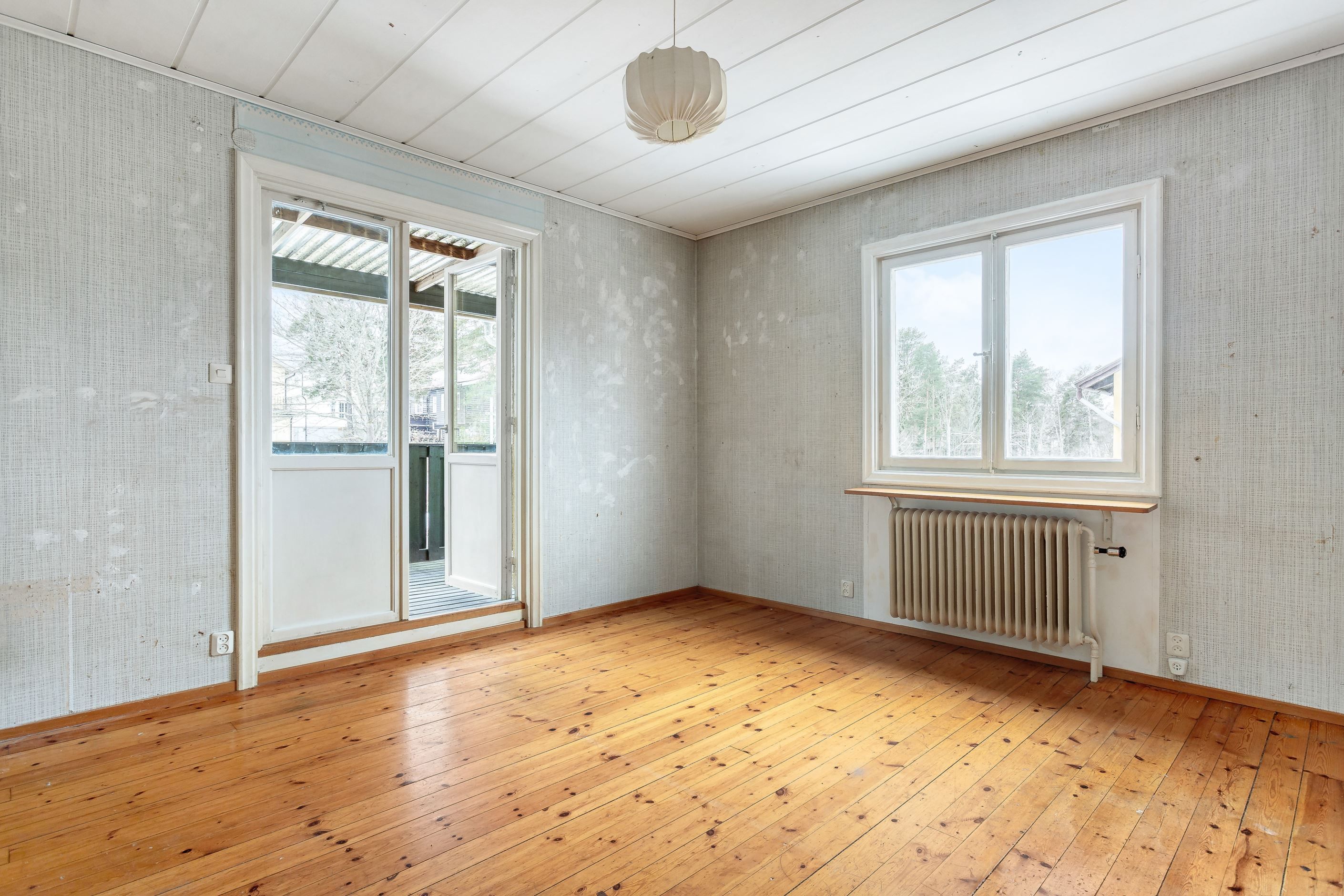 Tre sovrum på övre plan varav två med utgång till generös altan