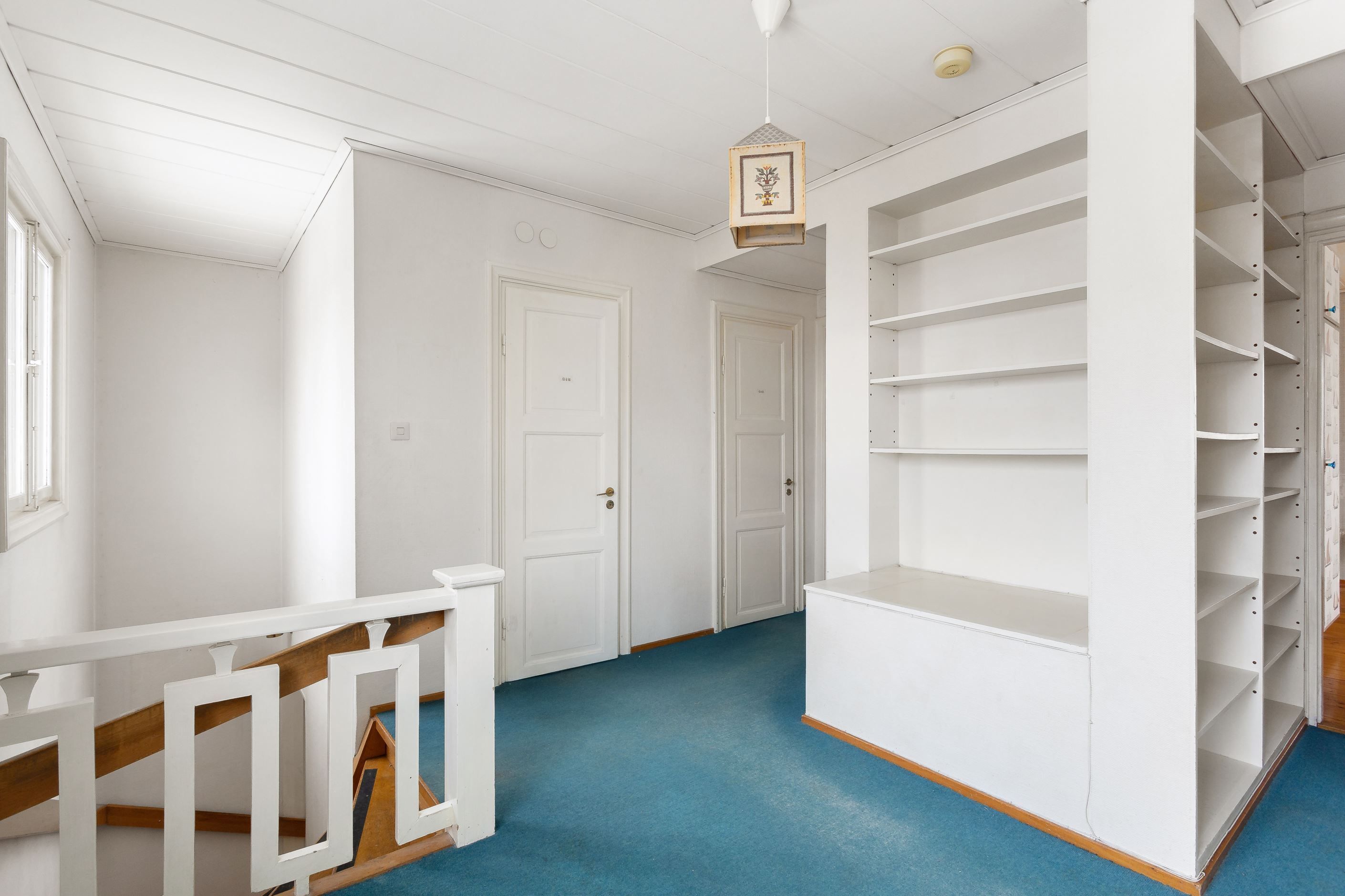 Övre hall med platsbyggda hyllor