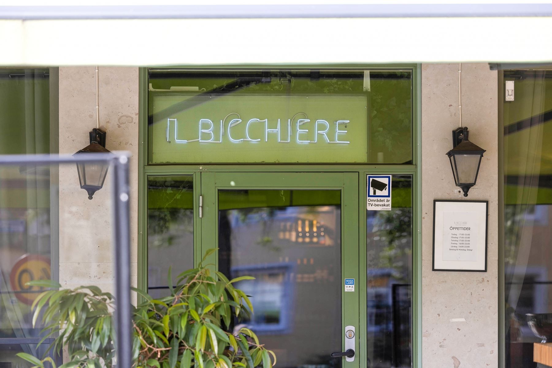 Vinbar på Ålstens Torg, ett trevligt mål på promenaden