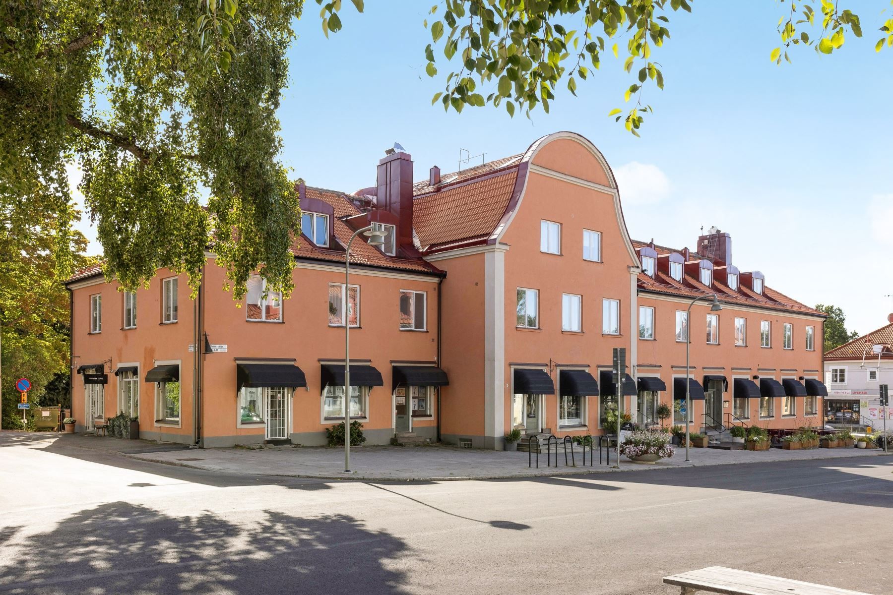 Ålstens Torg med småstadsatmosfär och många butiker med förstklassiga varor