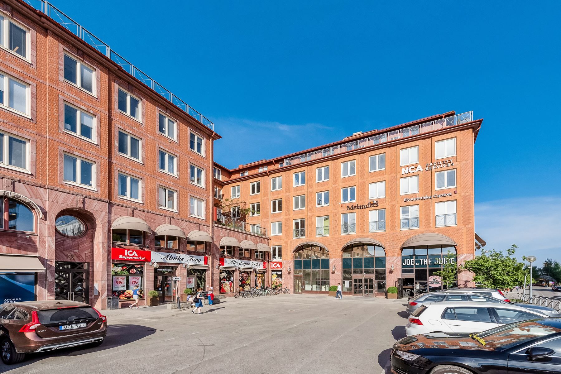 Alviks torg med allt i serviceväg