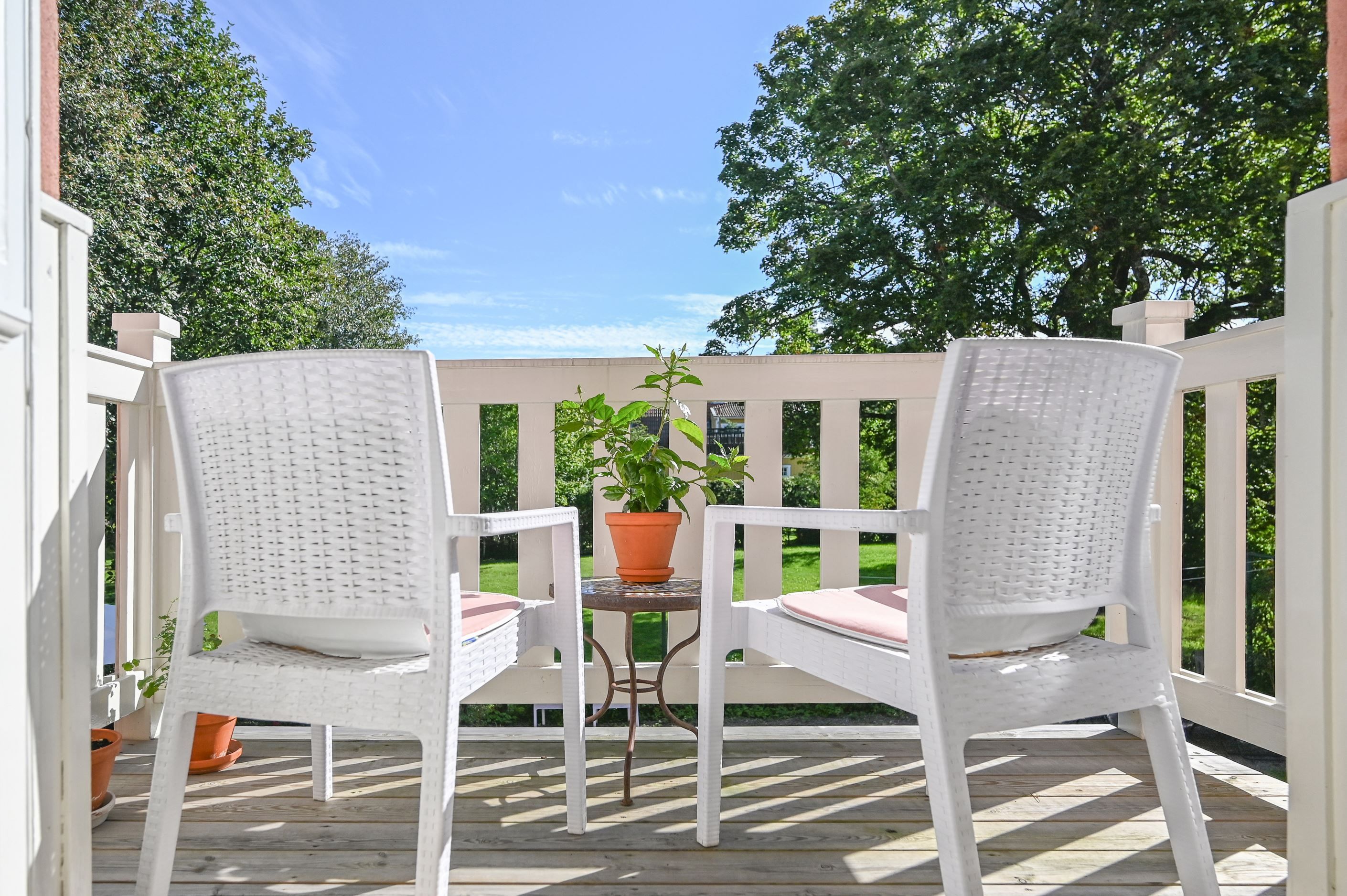 Gemensam balkong som nås från trapphuset