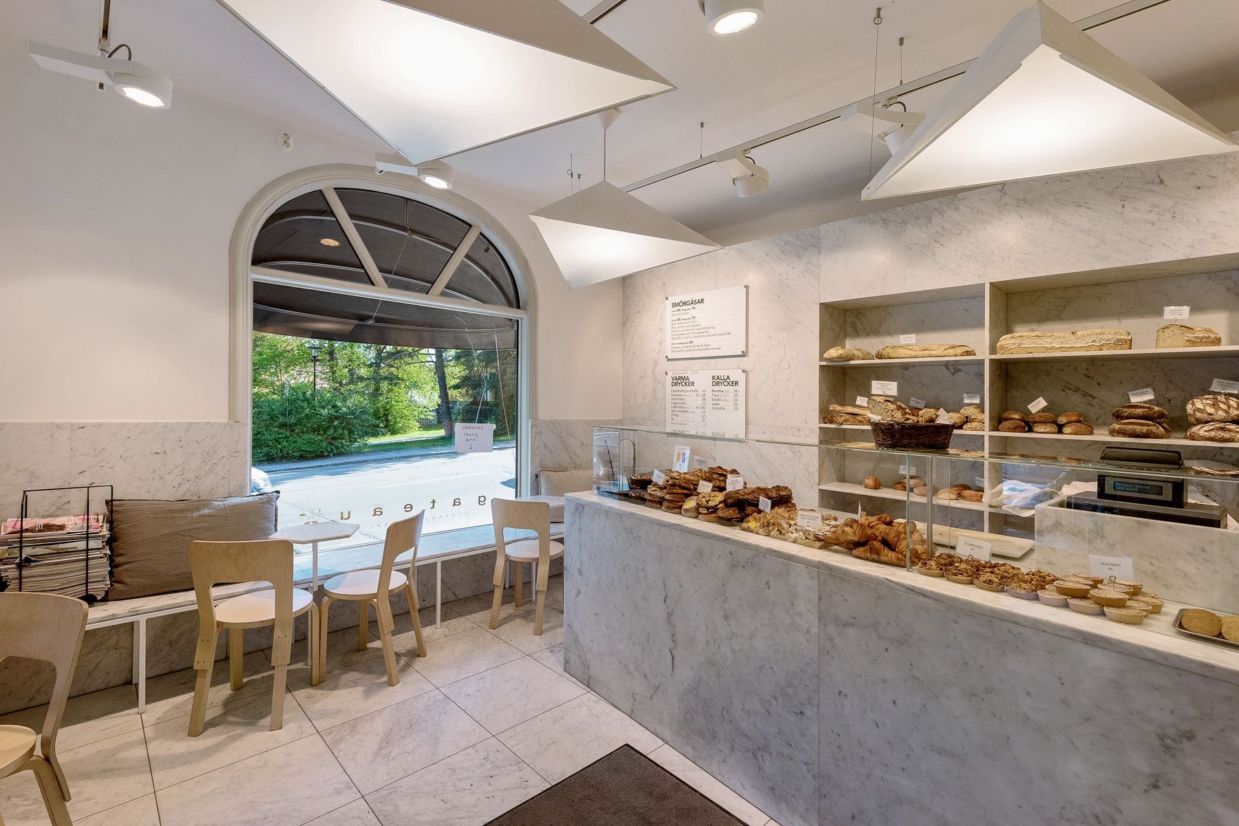 Gateau med stort utbud av färskt bröd samt fikabröd, några minuter från huset