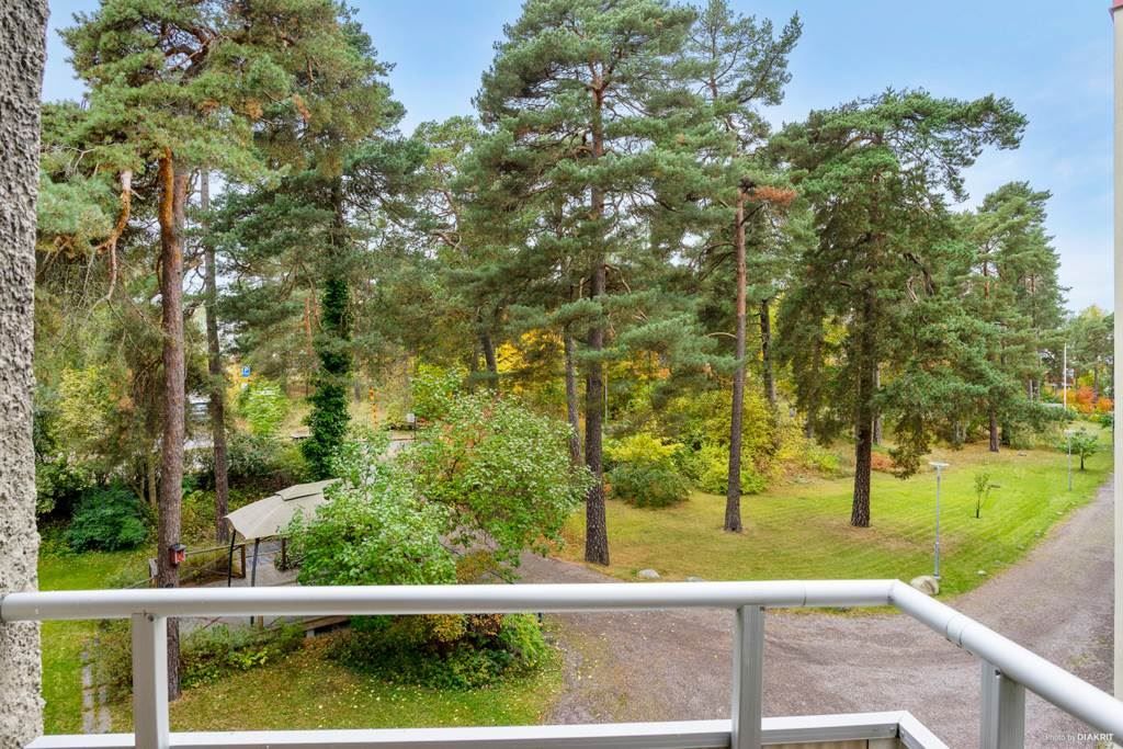 Gemensam balkong på gavlarna i föreningens fastighet