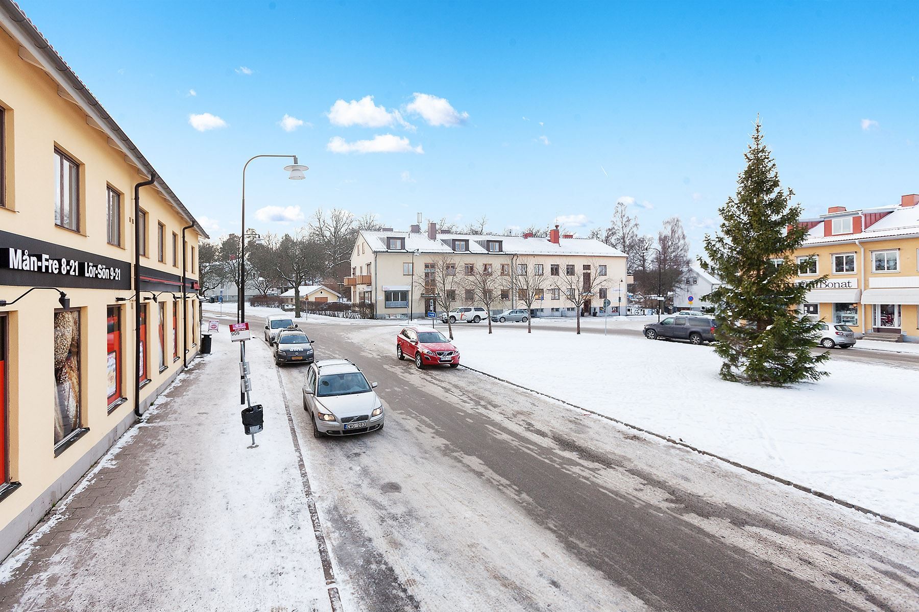Ängby Torg i vinterskrud