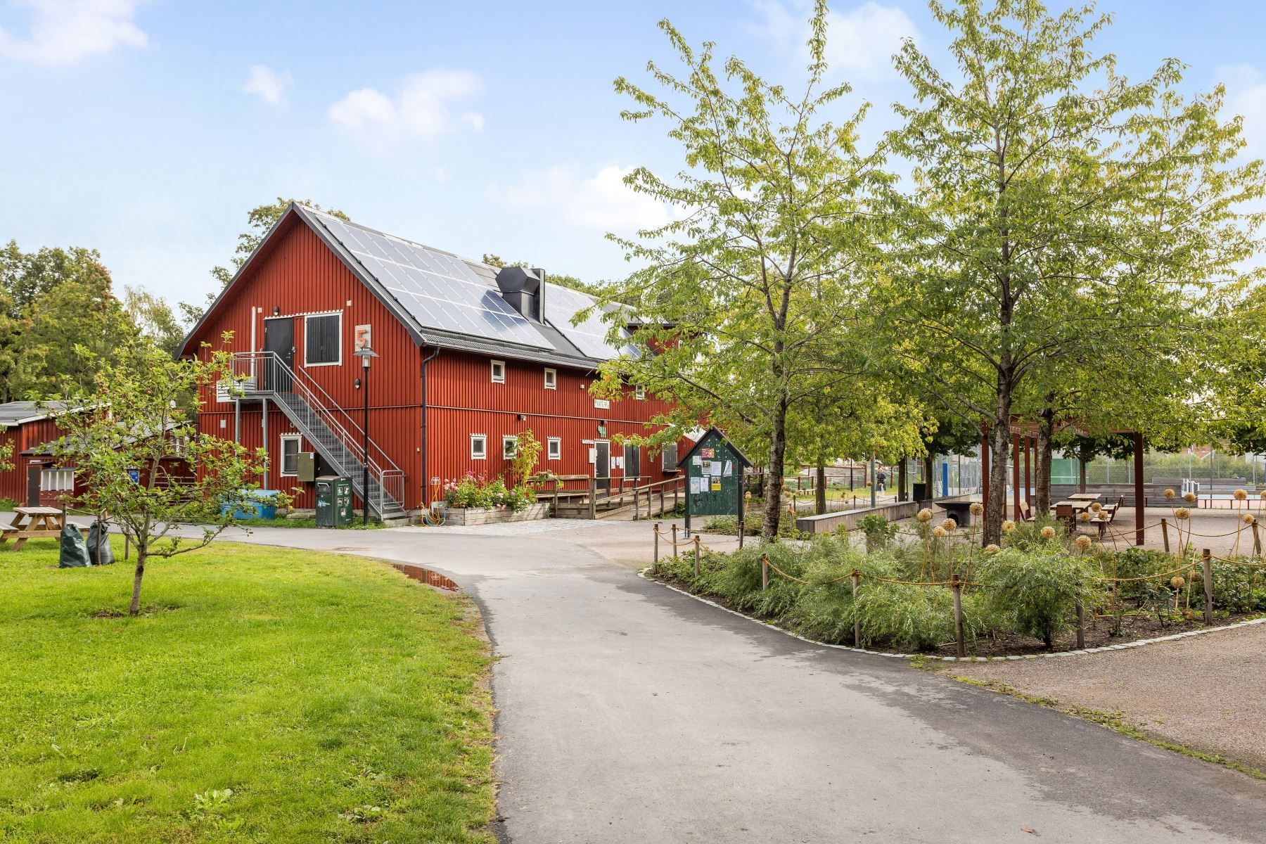 Björklunds hage på gångavstånd med trivsam aktivitet och djurhållning