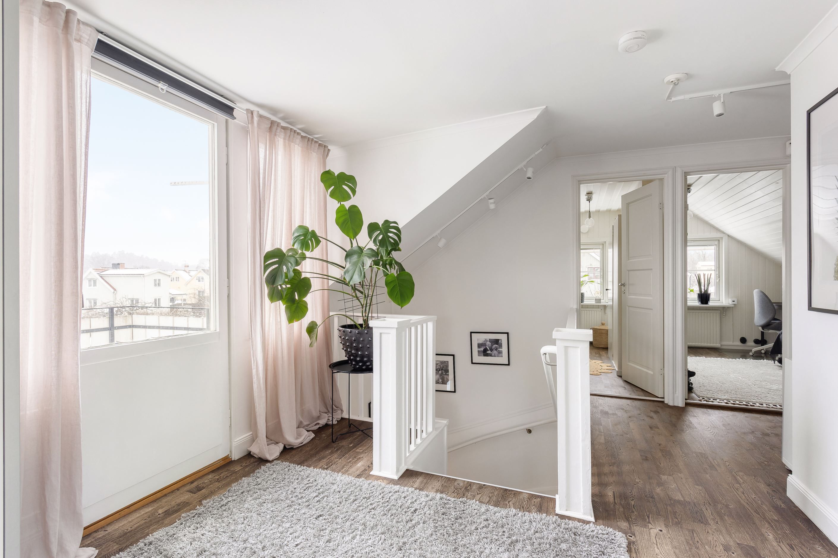 Övre hall med läshörna samt utgång till takaltan