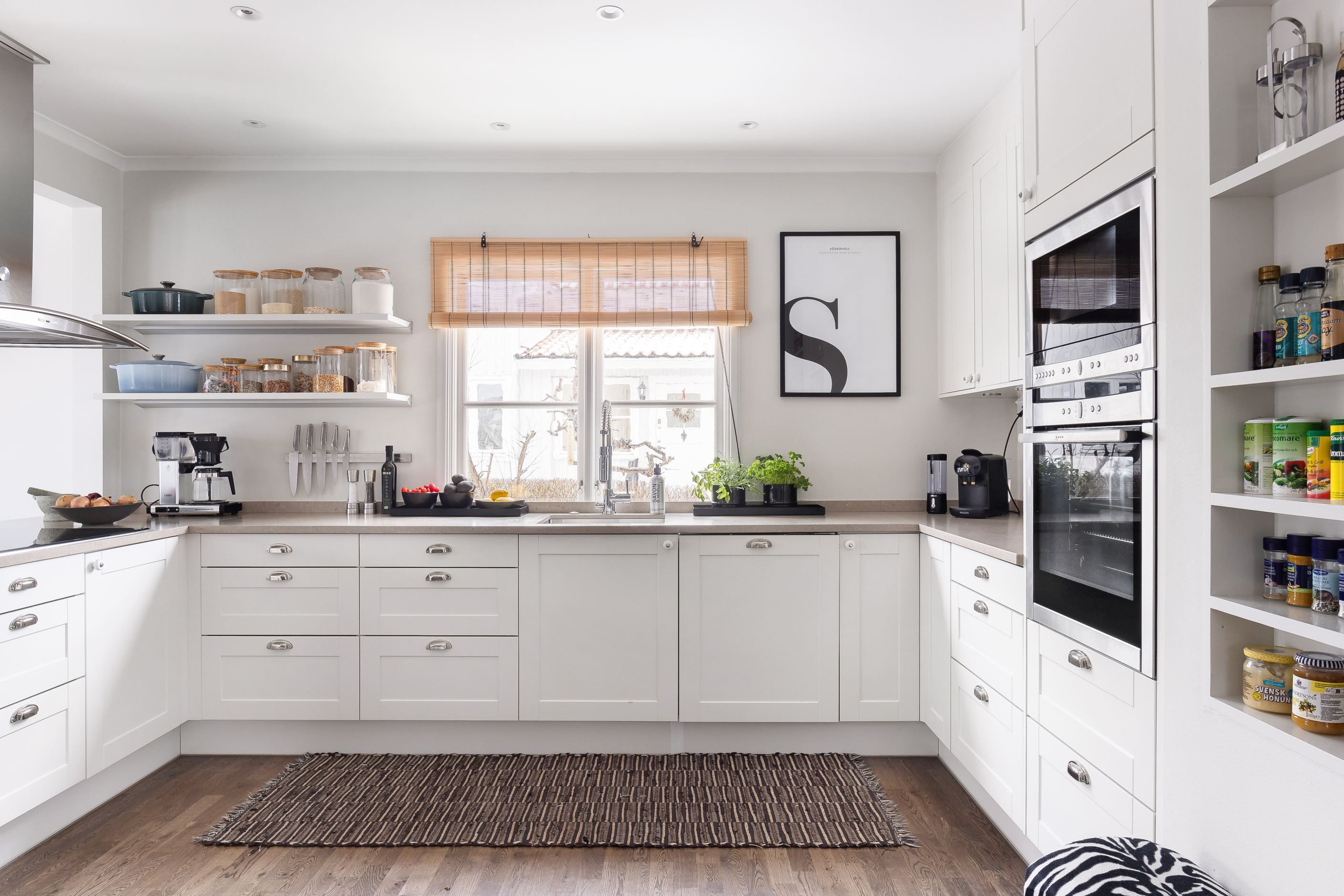 Gott om förvaring och bra arbetsytor