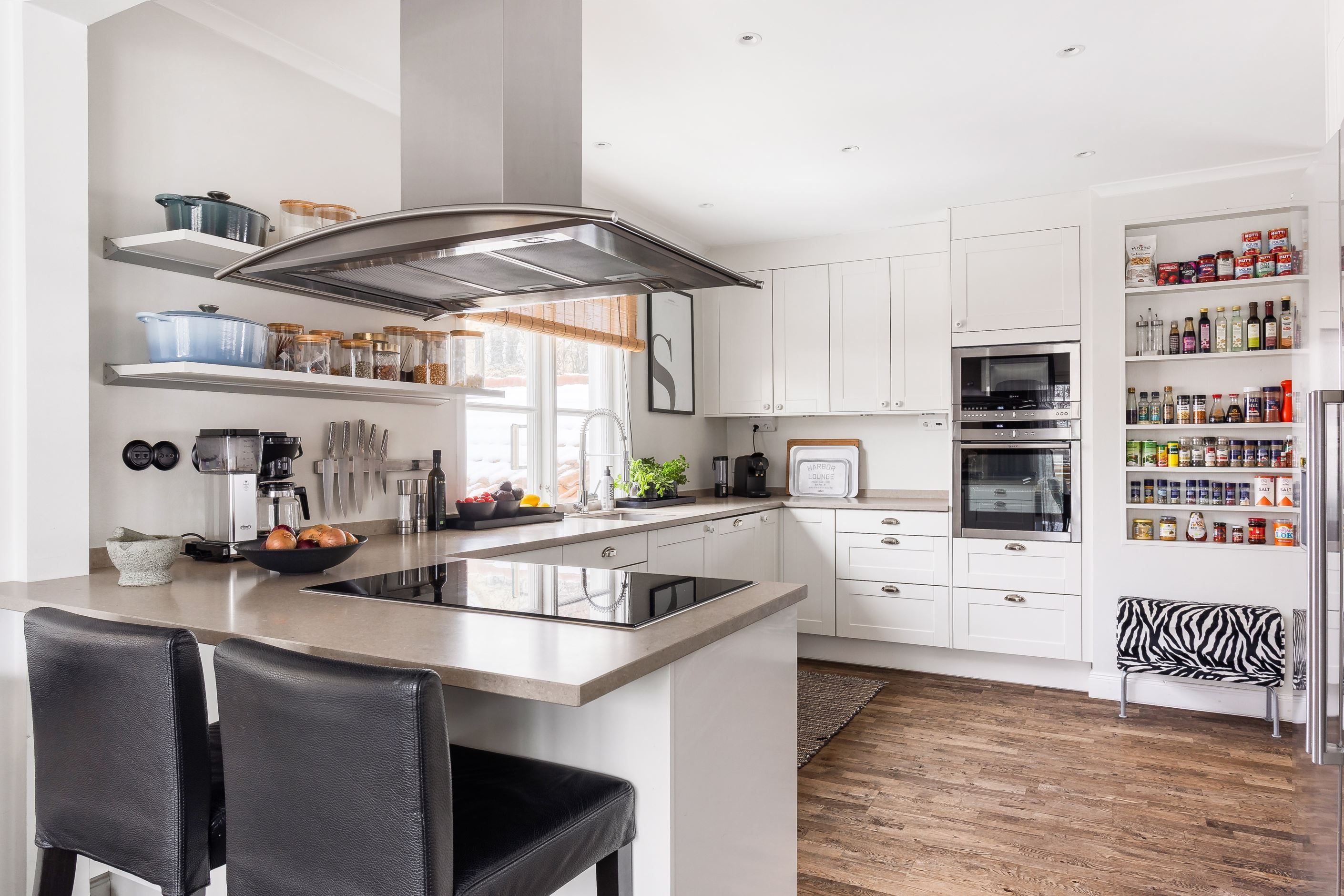 Kök i öppen planlösning med sällskapsdelen