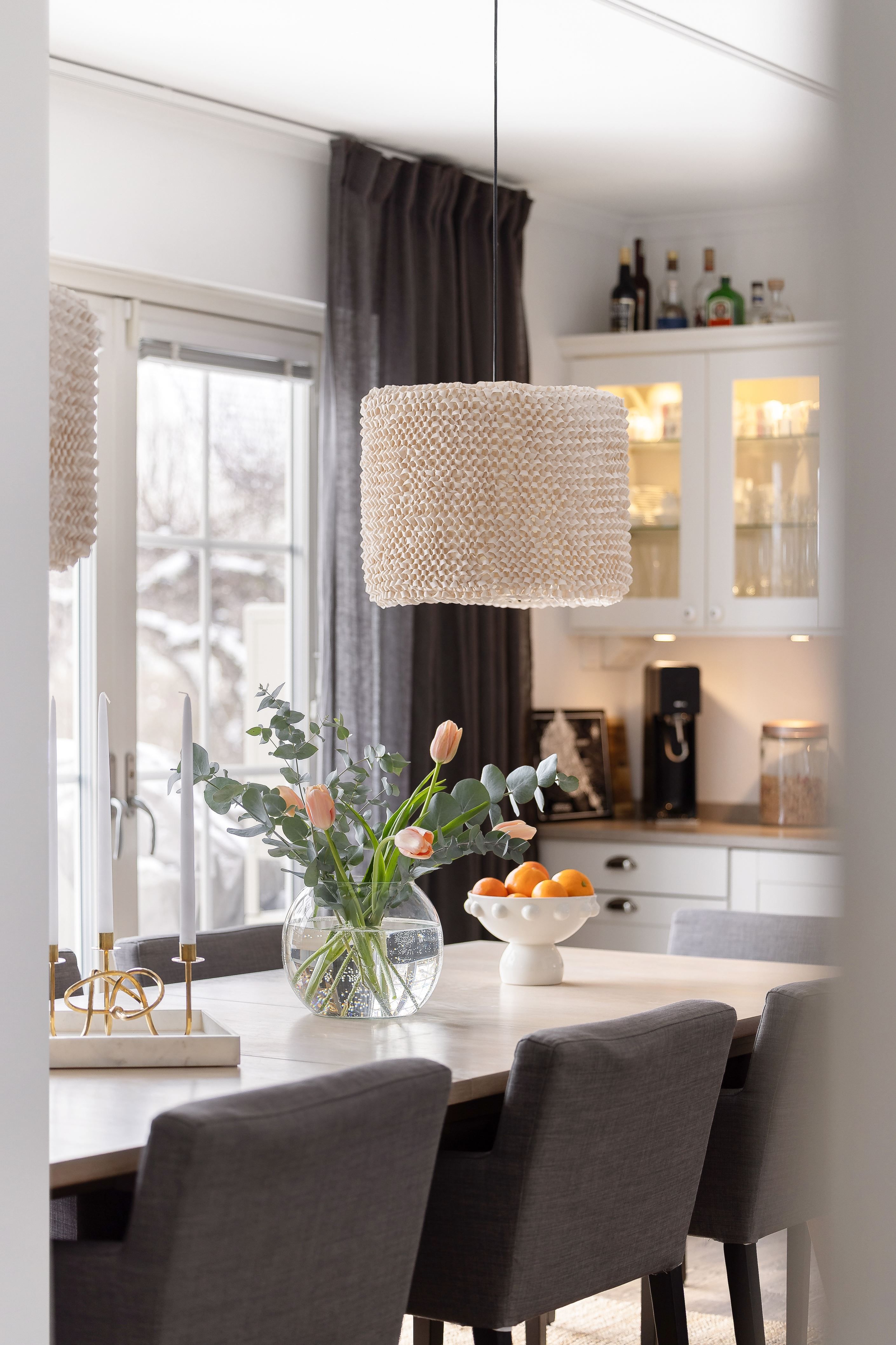 Belysta vitrinskåp skapar trivsel i sällskapsytan