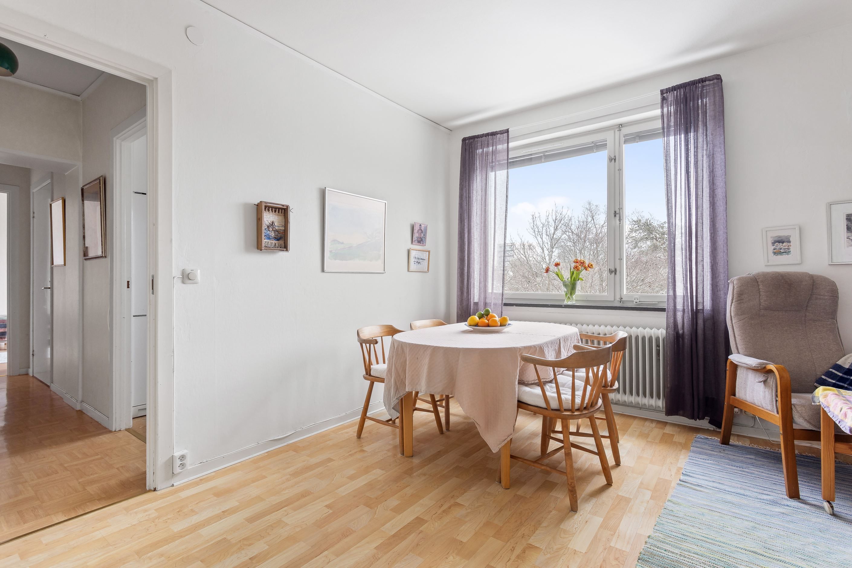 Välkomna till denna hemtrevliga lägenhet på Runda vägen 25!