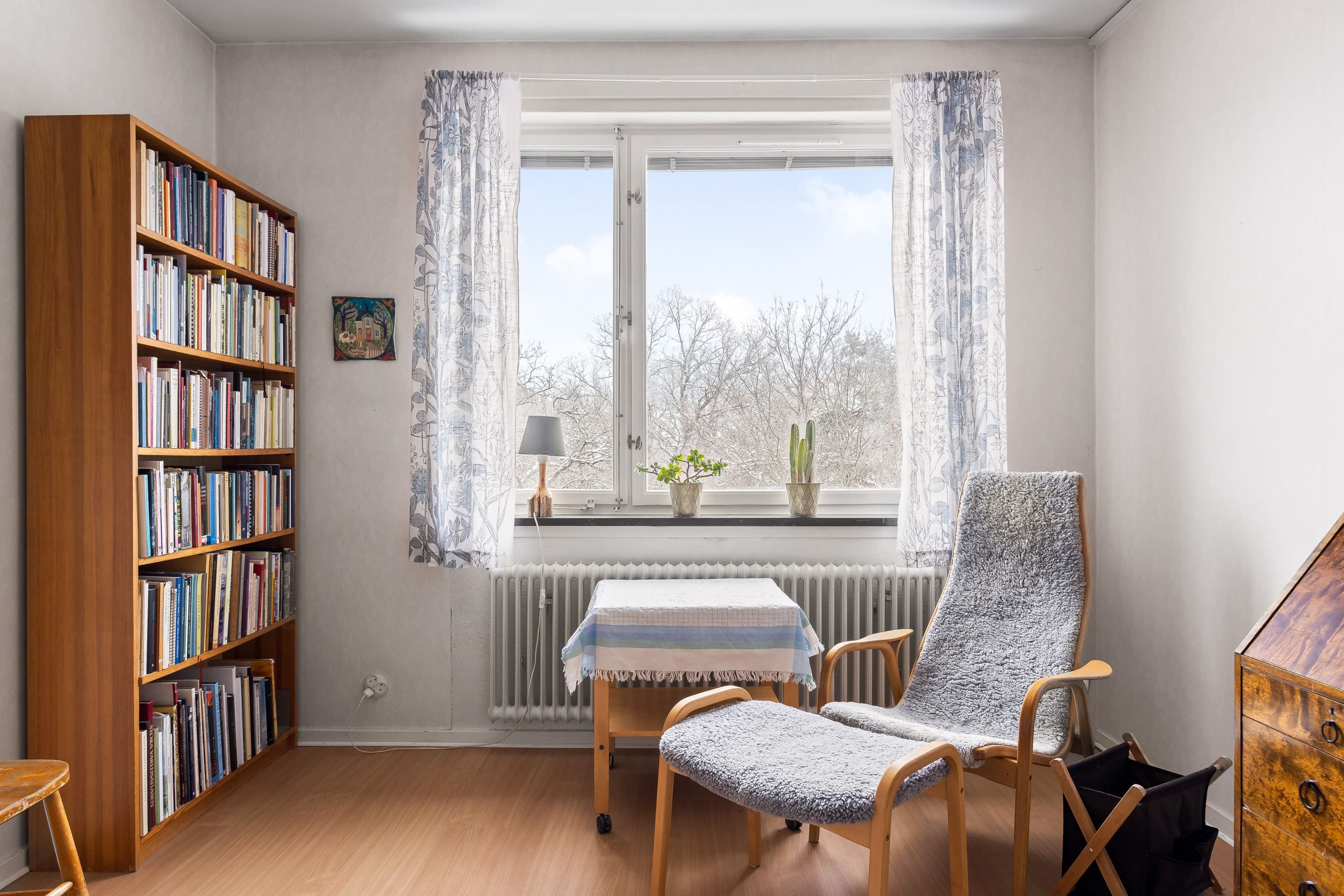 Ljust och luftigt sovrum utan insyn med vy över skogsparti