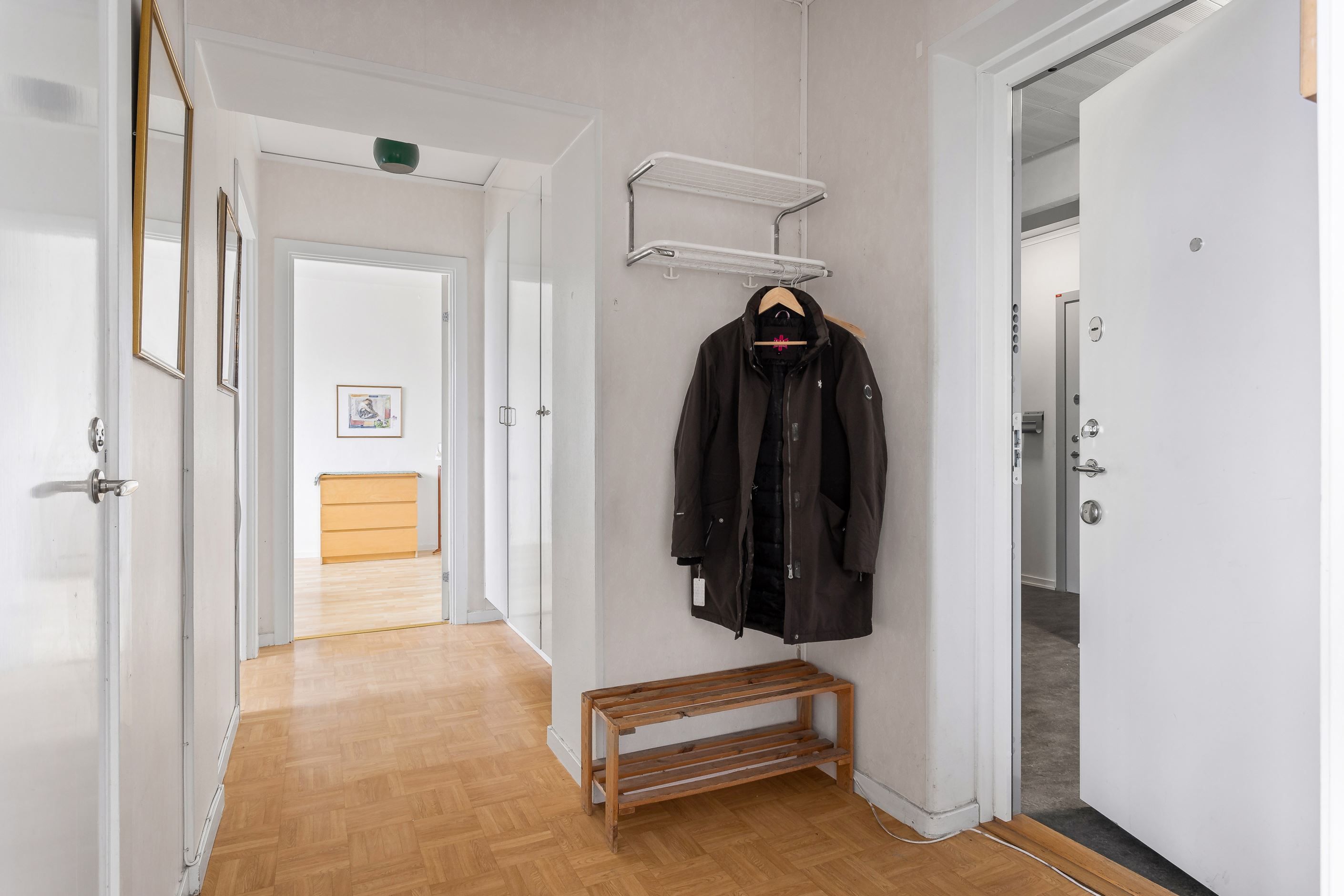 Hall med avhängning samt förvaring i flertalet garderober i innerhall