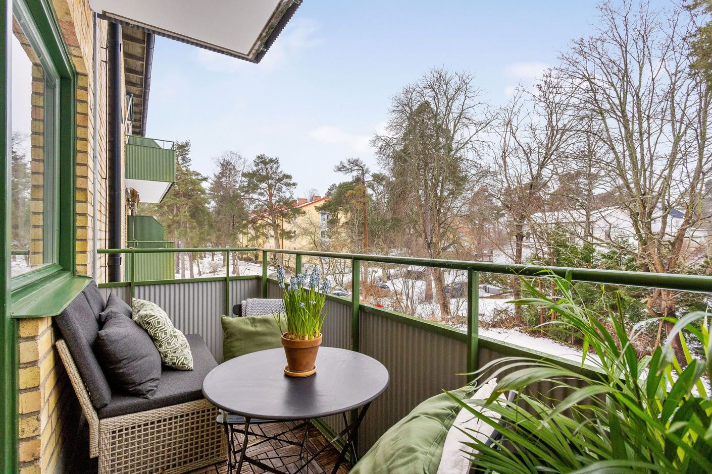 Stor balkong i rakt västerläge