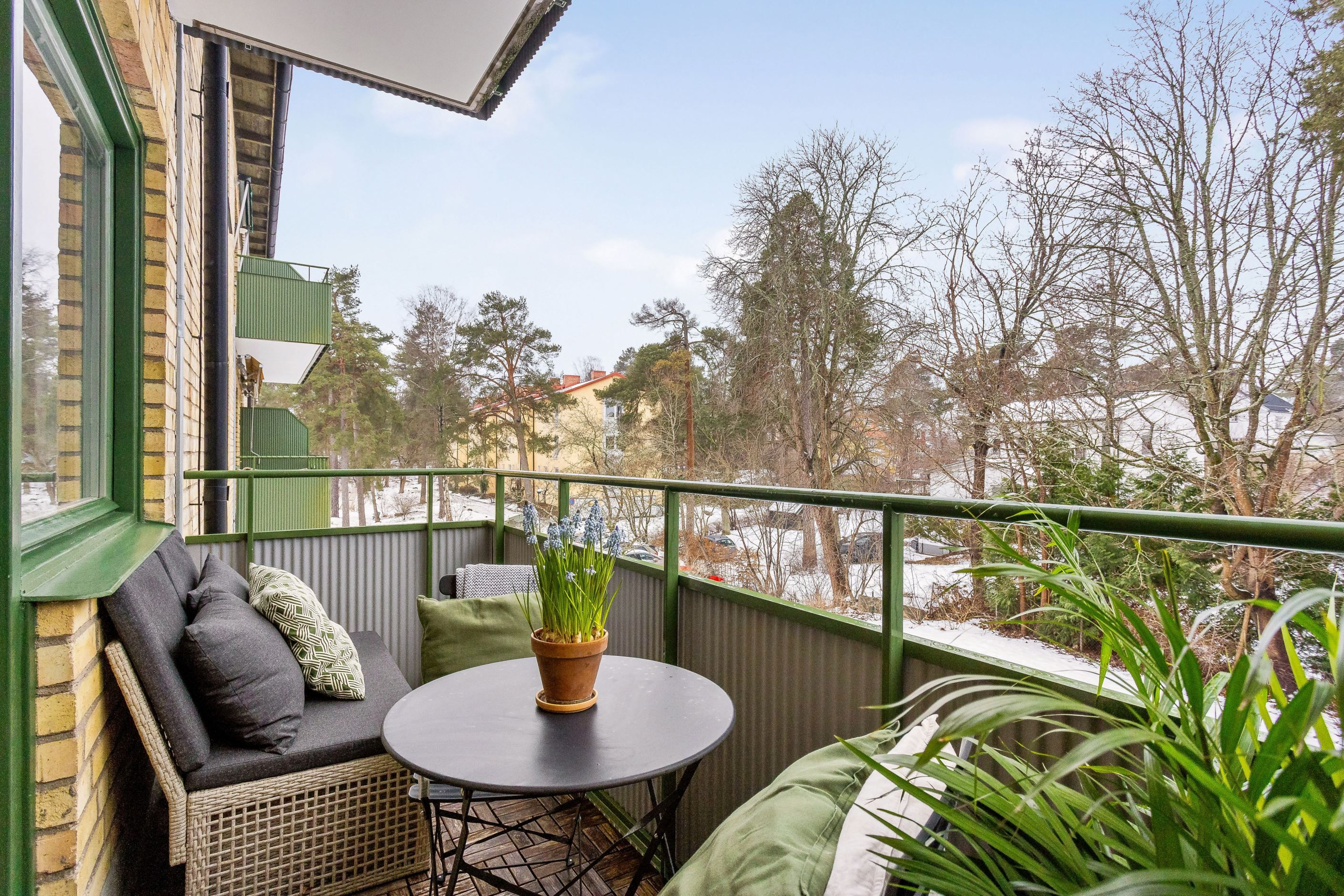 Stor balkong i rakt västerläge