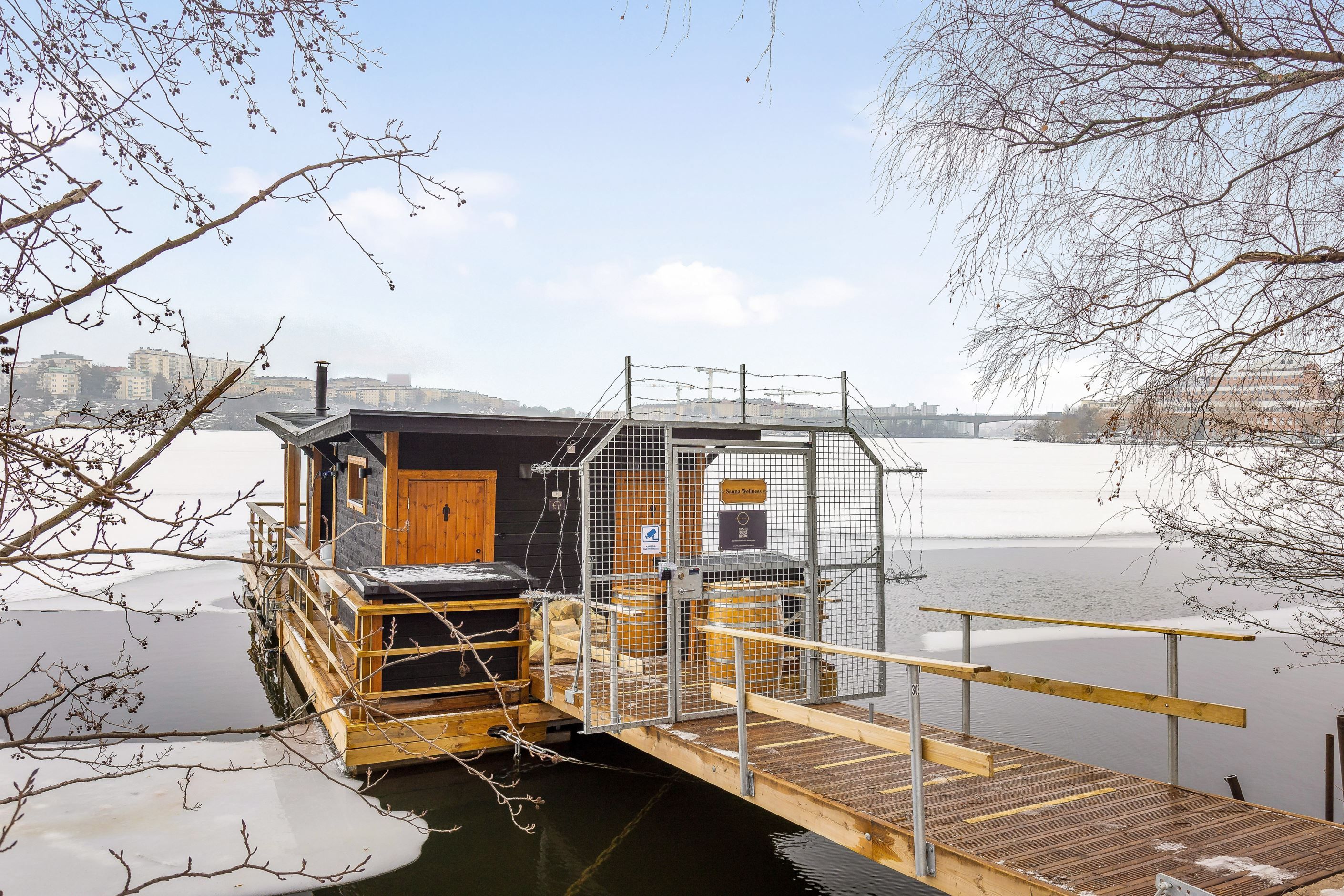 Nere vid vattnet finns en bastuförening