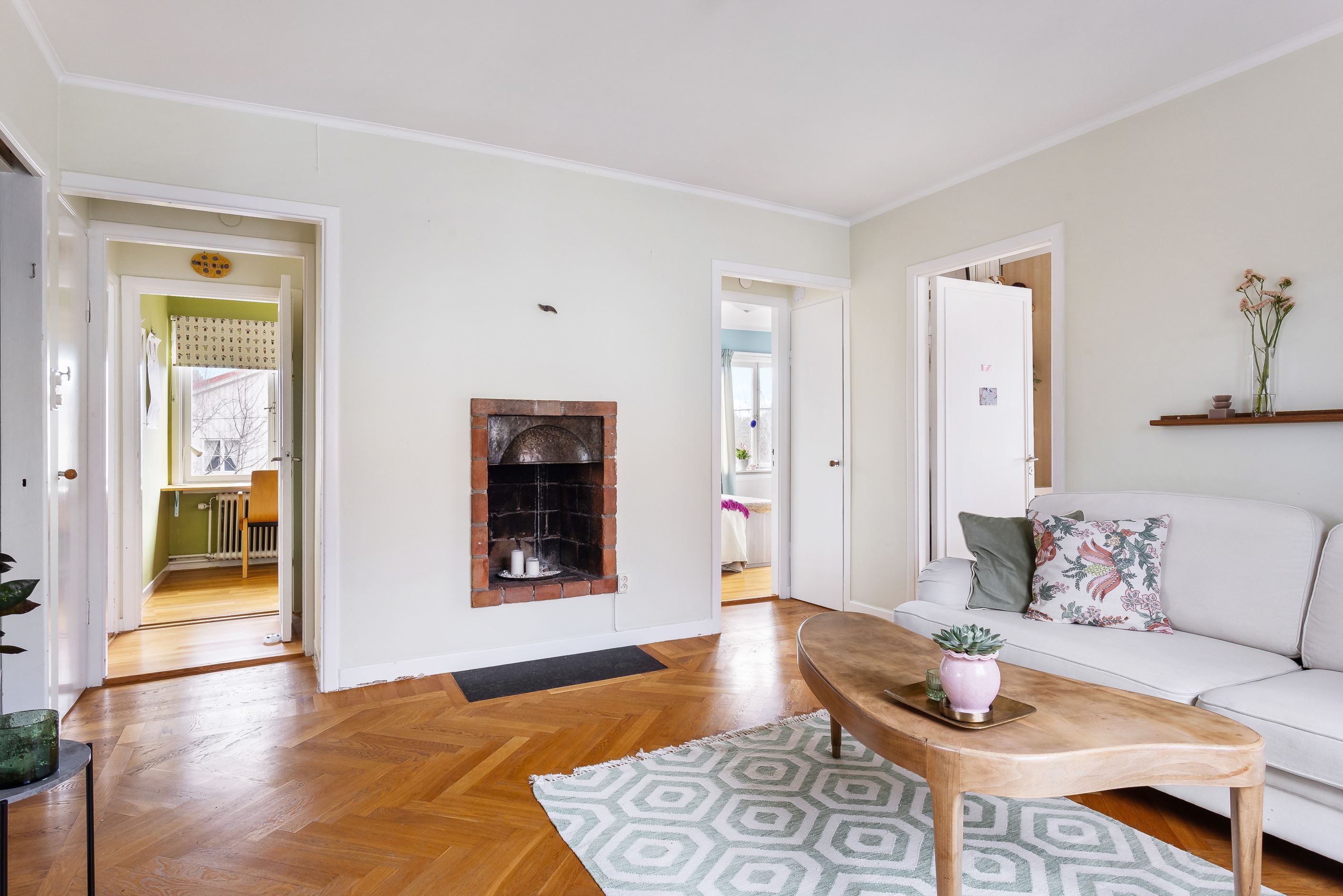 Allrum/TV-rum på övre plan med stavlagd ek och eldstad