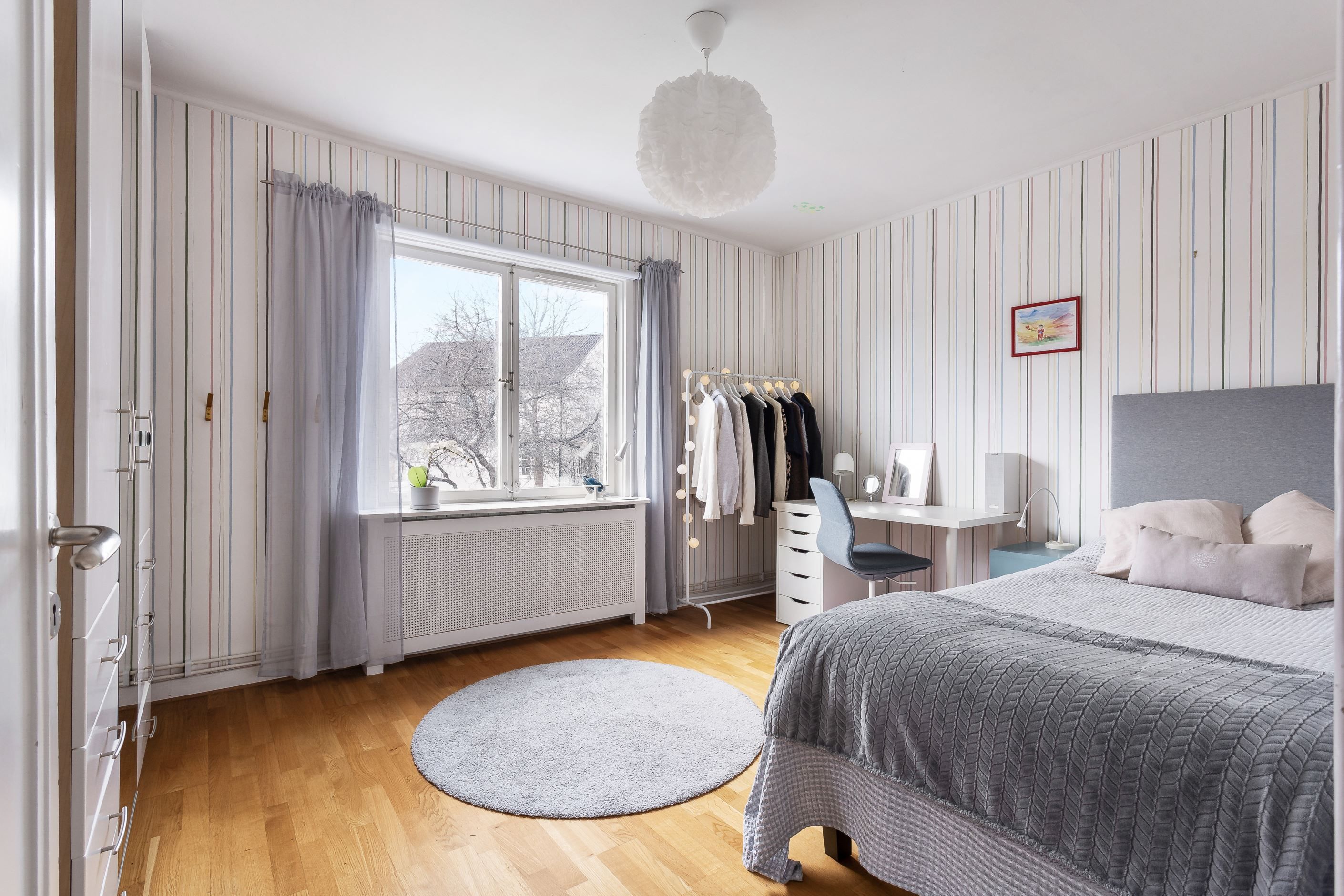 Fyra sovrum på övre plan varav ett med utgång till altan