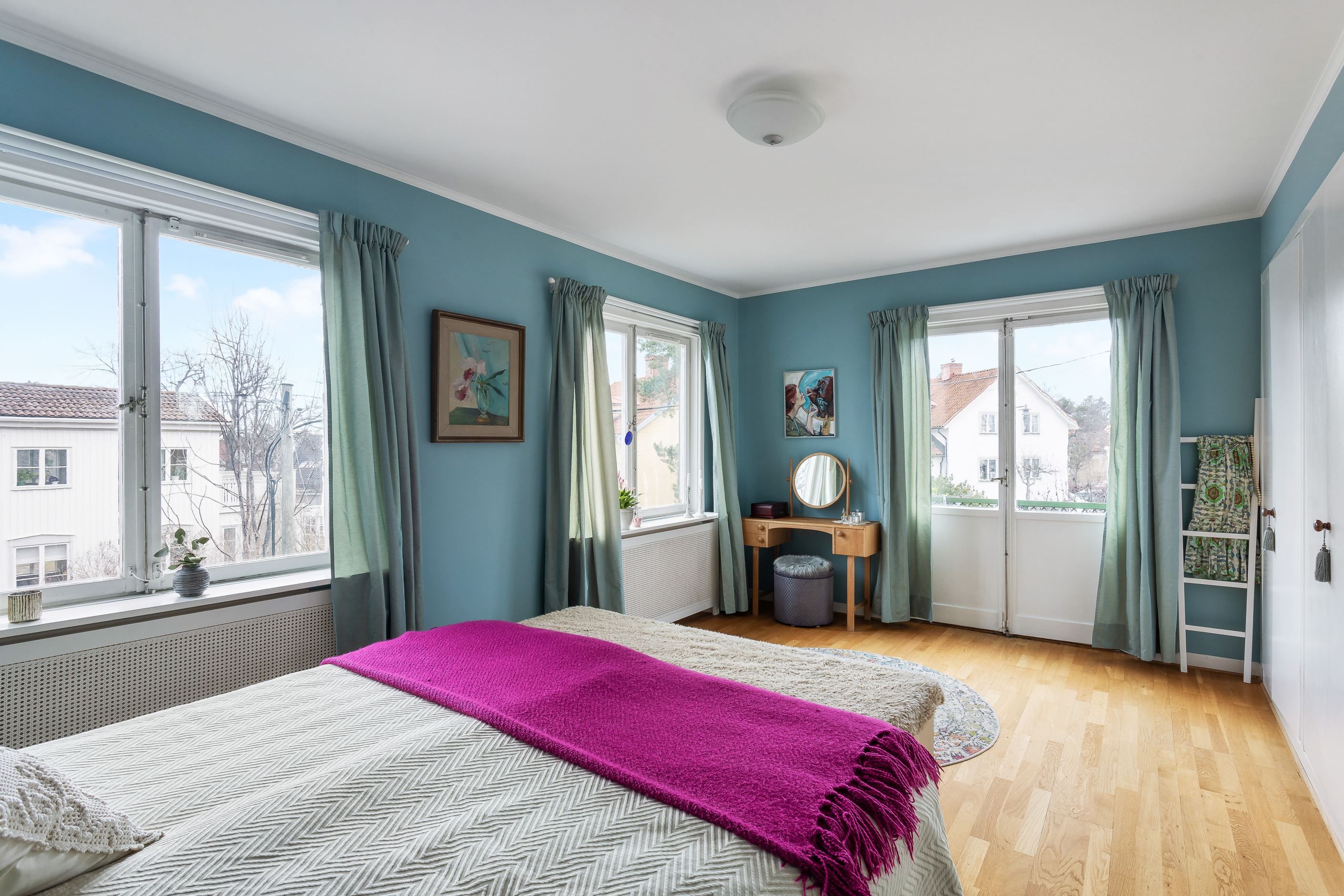 Master bedroom med utgång till...