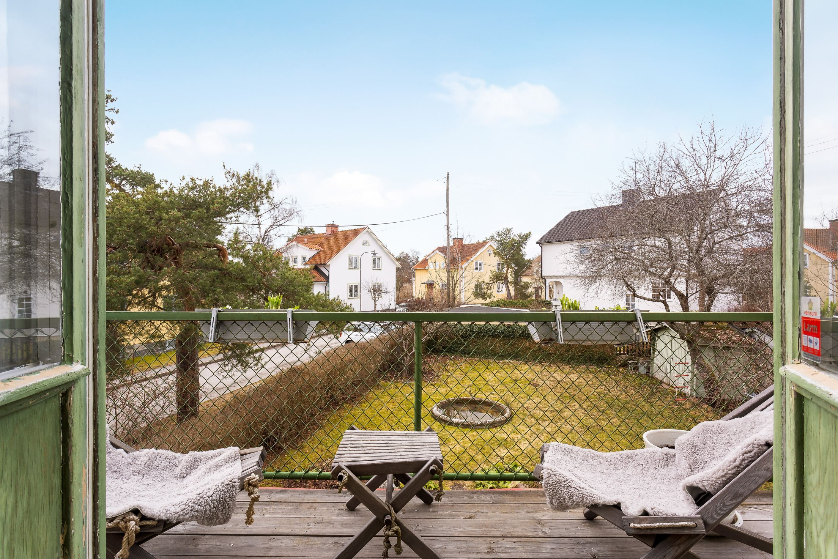 ...altan med fritt och soligt läge och härlig vy över "Trädgårdsstadens" lugna idyll