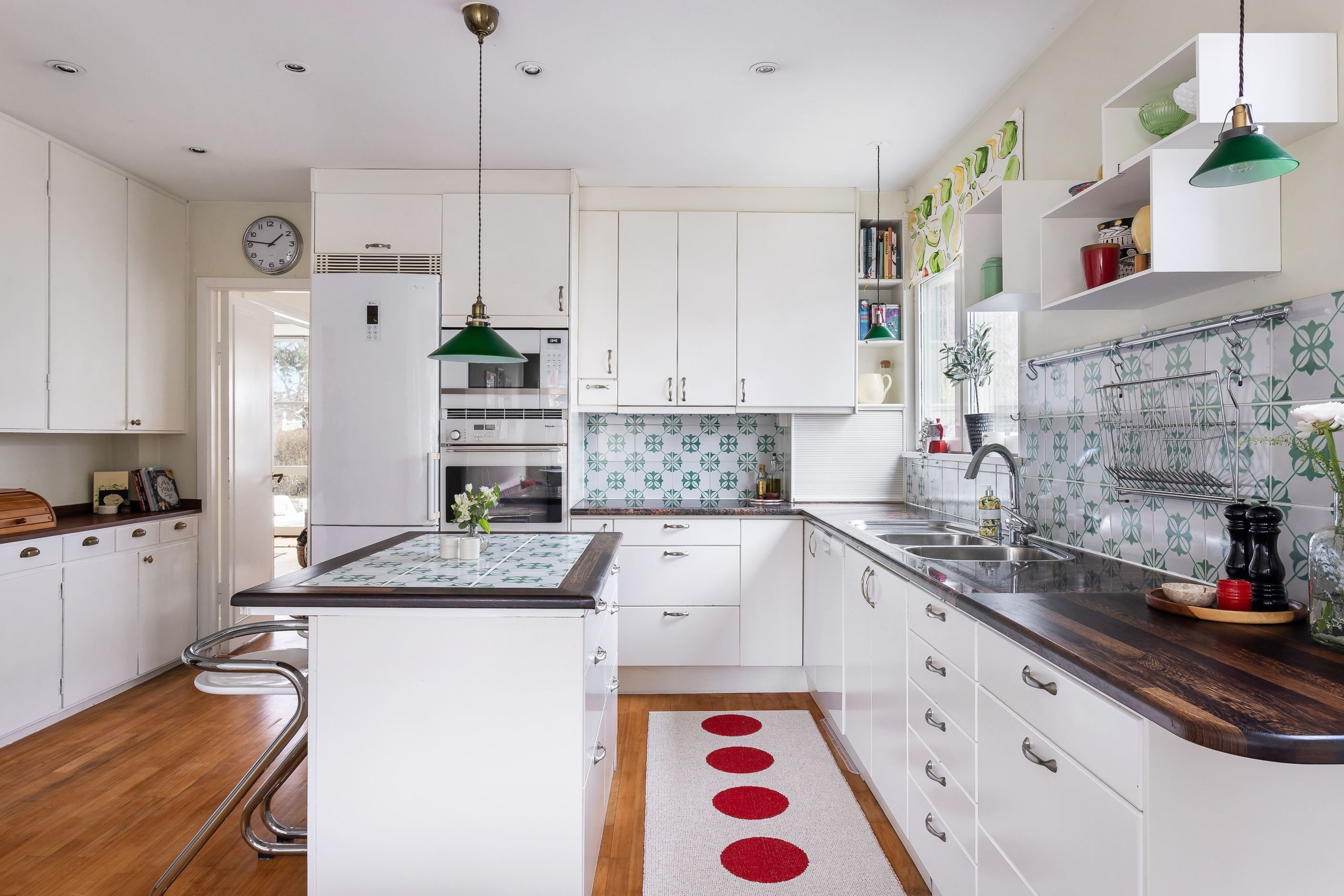 Fullt utrustat kök med gott om förvaring och bra arbetsytor