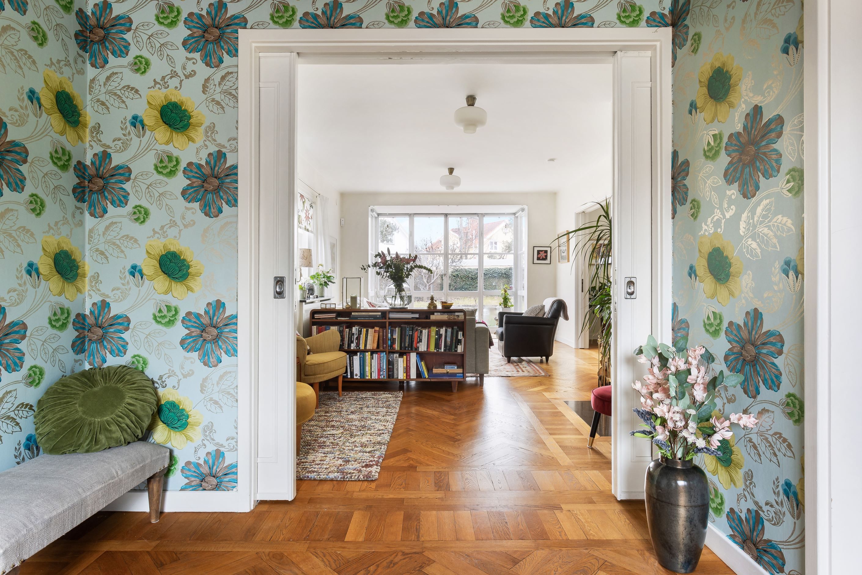 Möblerbar inre hall med skjutdörrar och stavlagt ekgolv