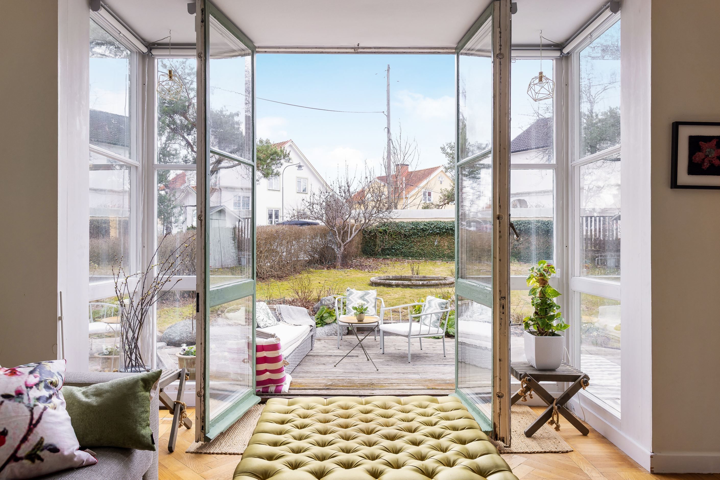 Glasade dörrar öppnar upp och binder via burspråk samman "inne med ute"