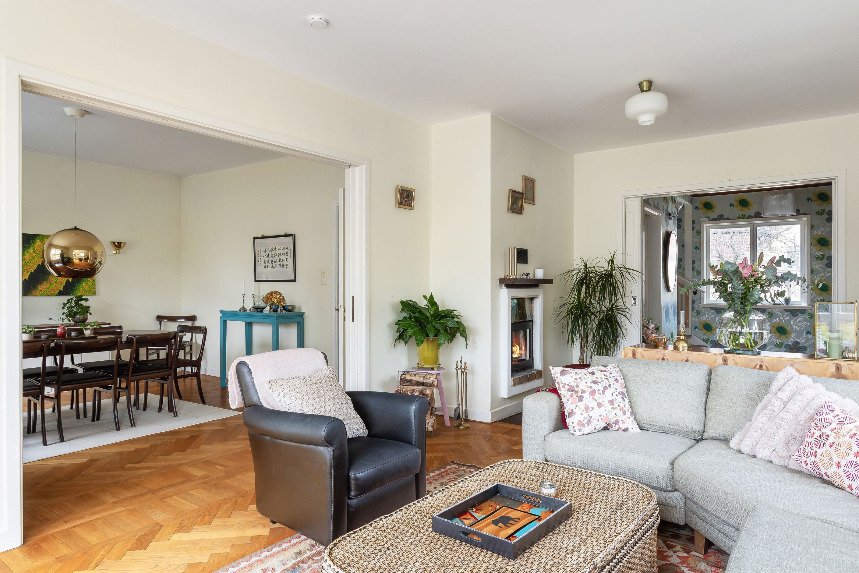 Öppen planlösning där vackra skjutdörrar delar av rummen