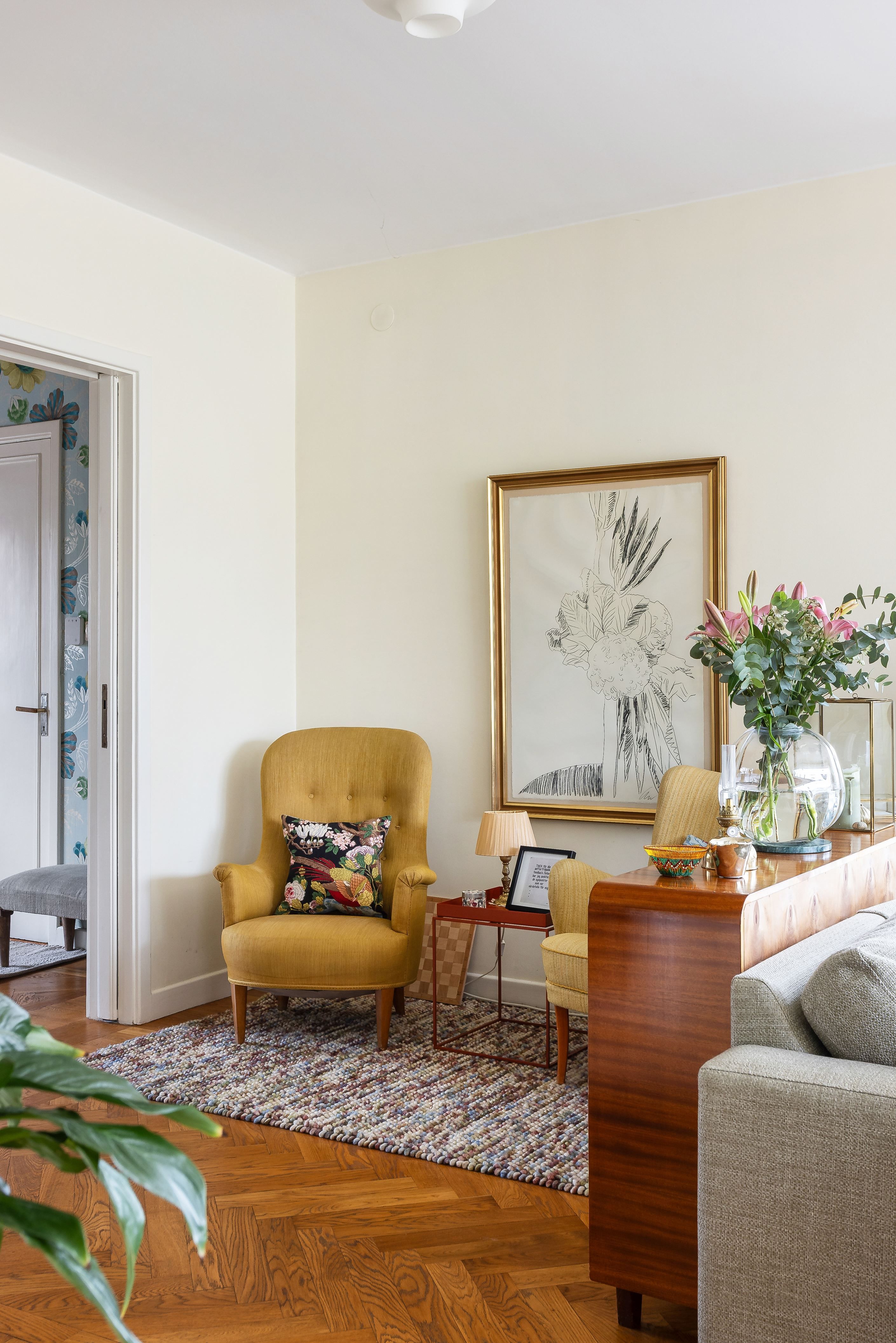 Stavlagd ekparkett i fiskbensmönster